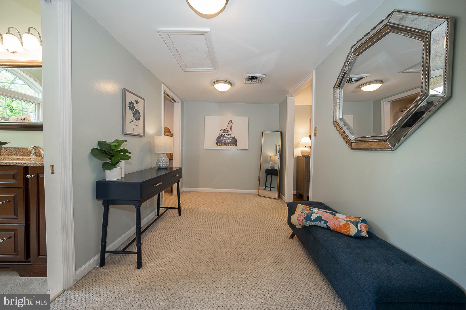 COLONIAL VILLAGE - Residential