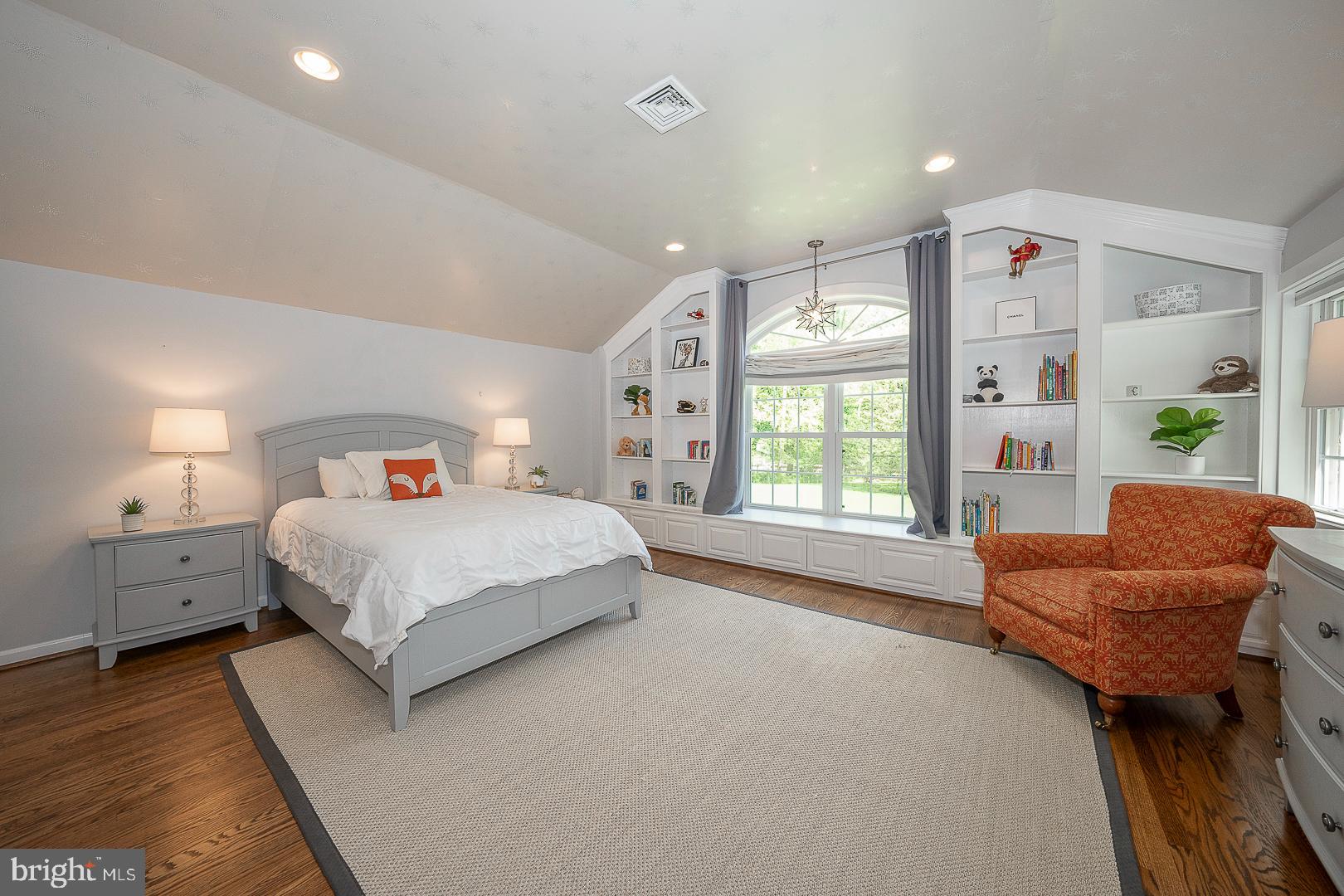 COLONIAL VILLAGE - Residential