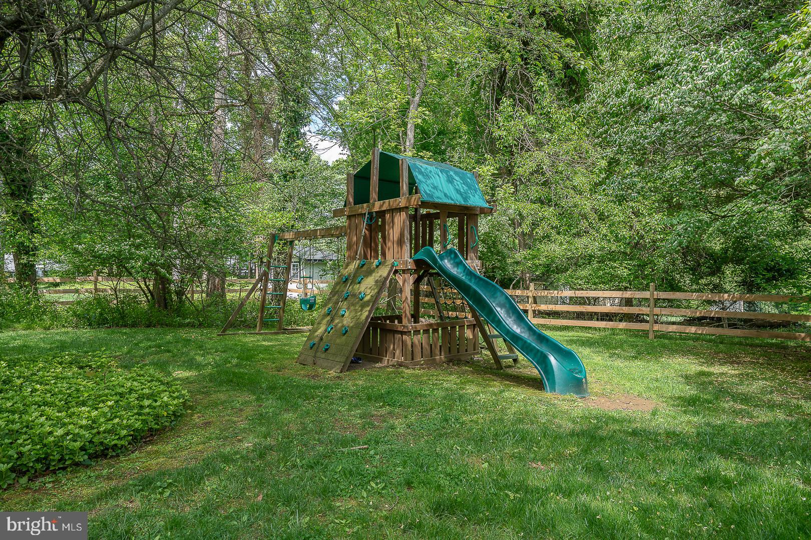 COLONIAL VILLAGE - Residential