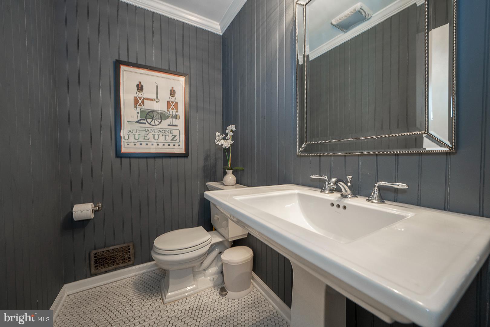 COLONIAL VILLAGE - Residential