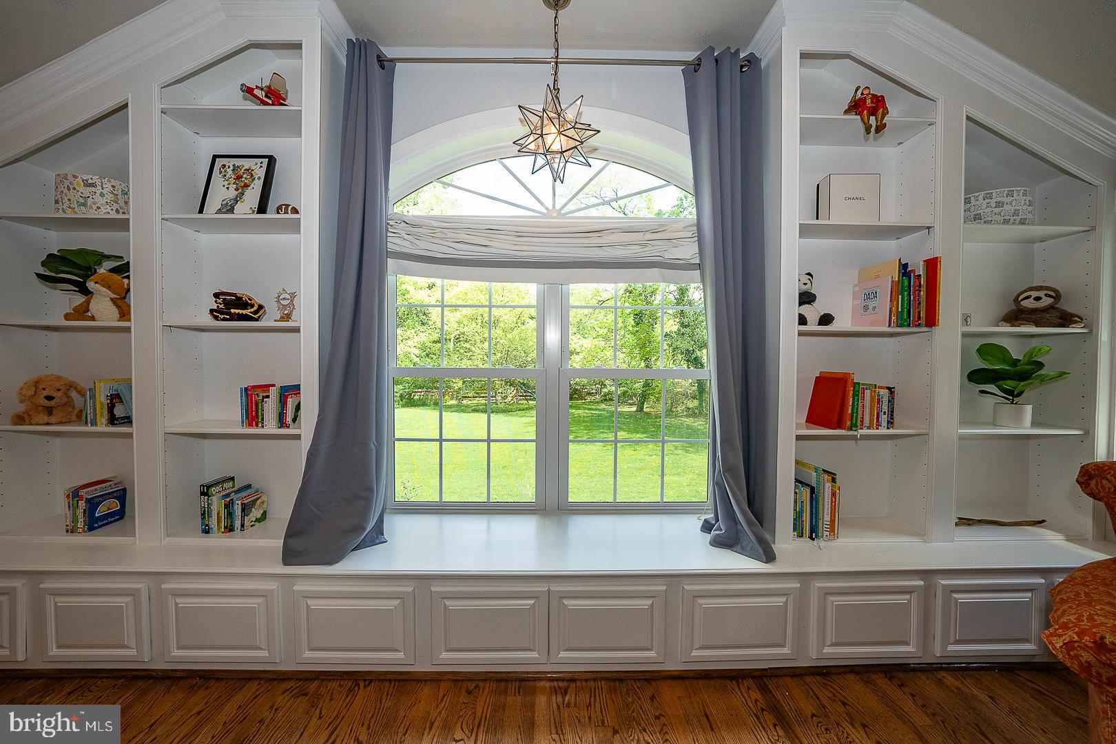 COLONIAL VILLAGE - Residential