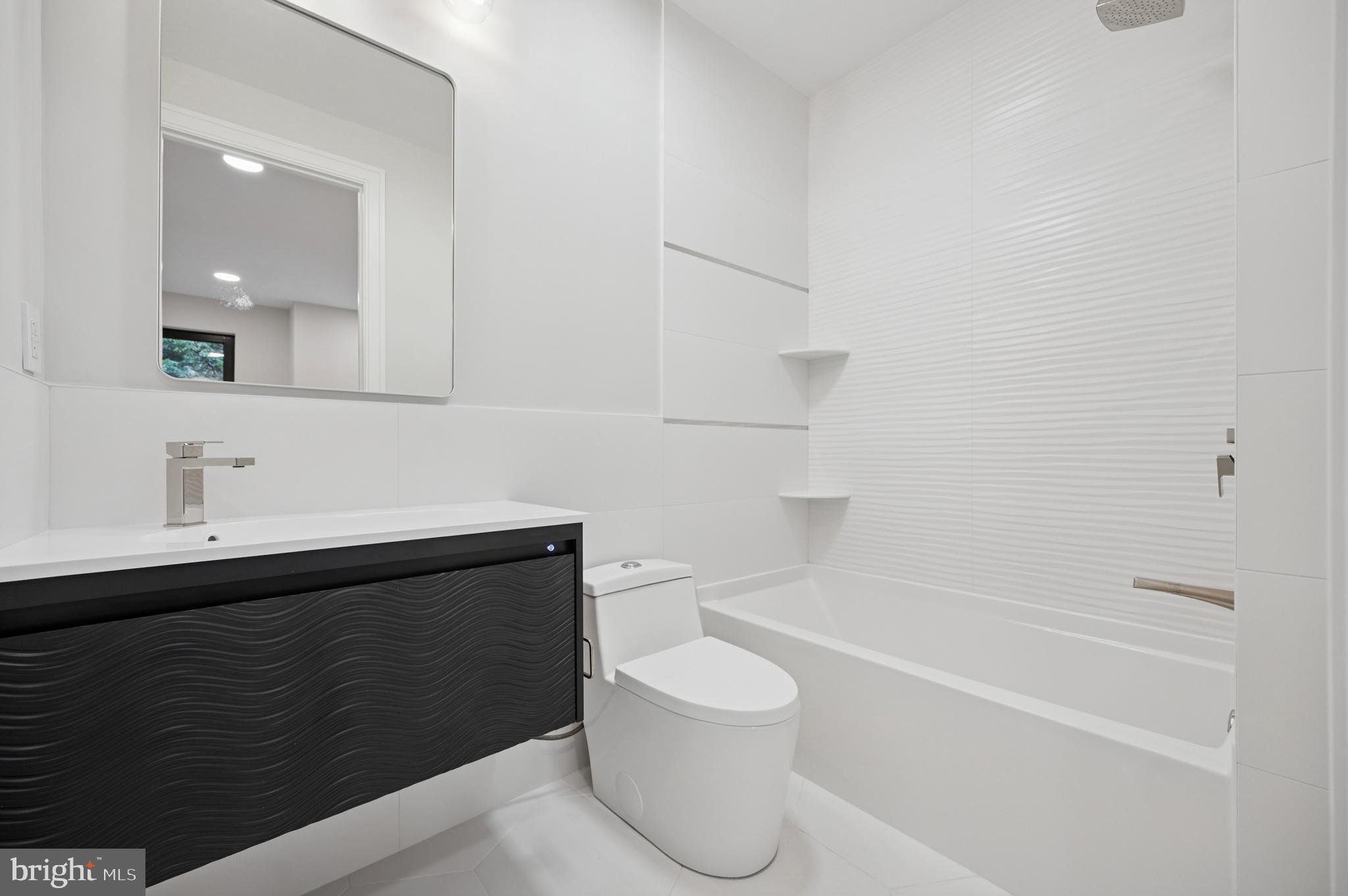 LOGAN SQUARE - Residential