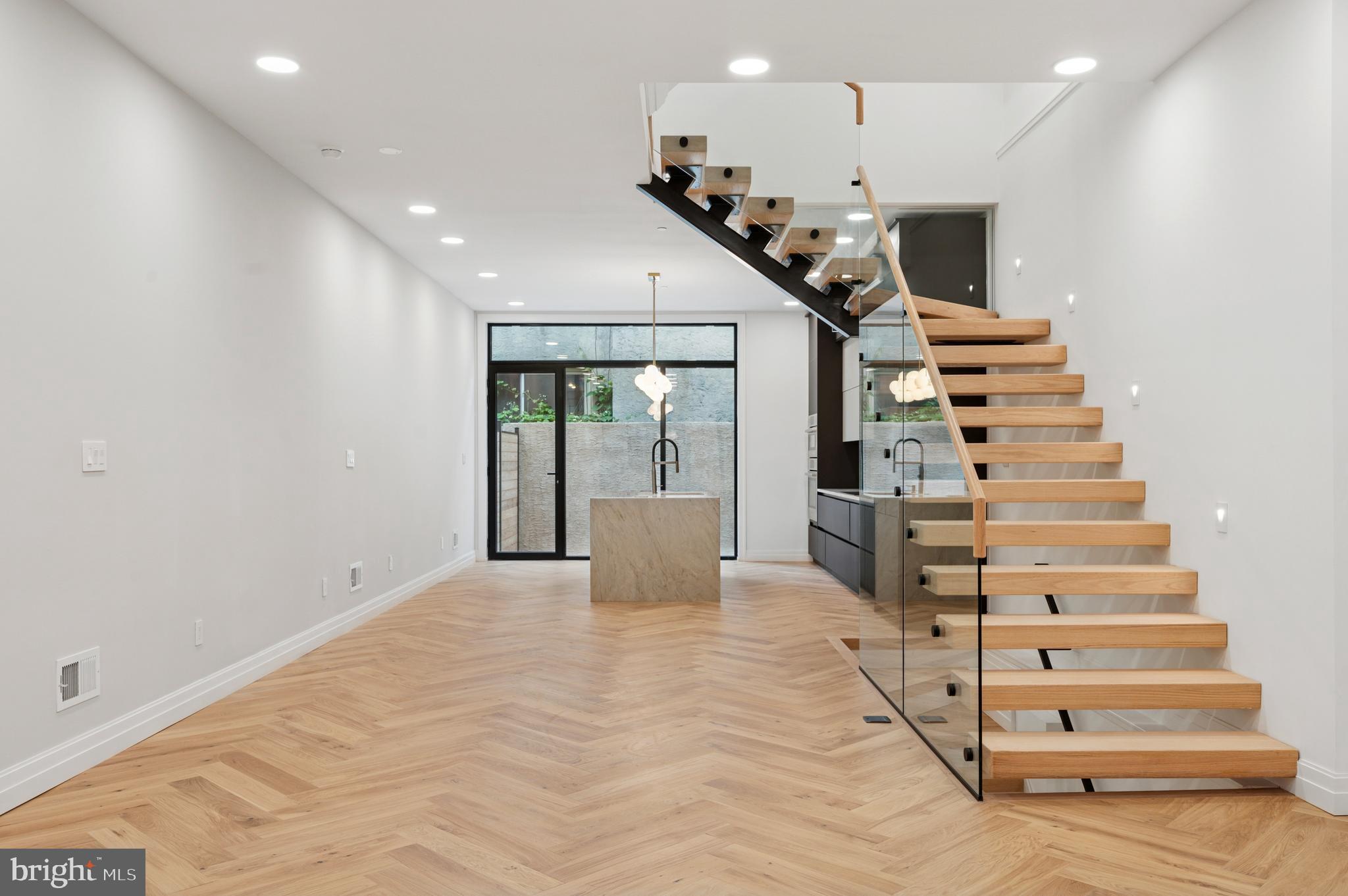 LOGAN SQUARE - Residential