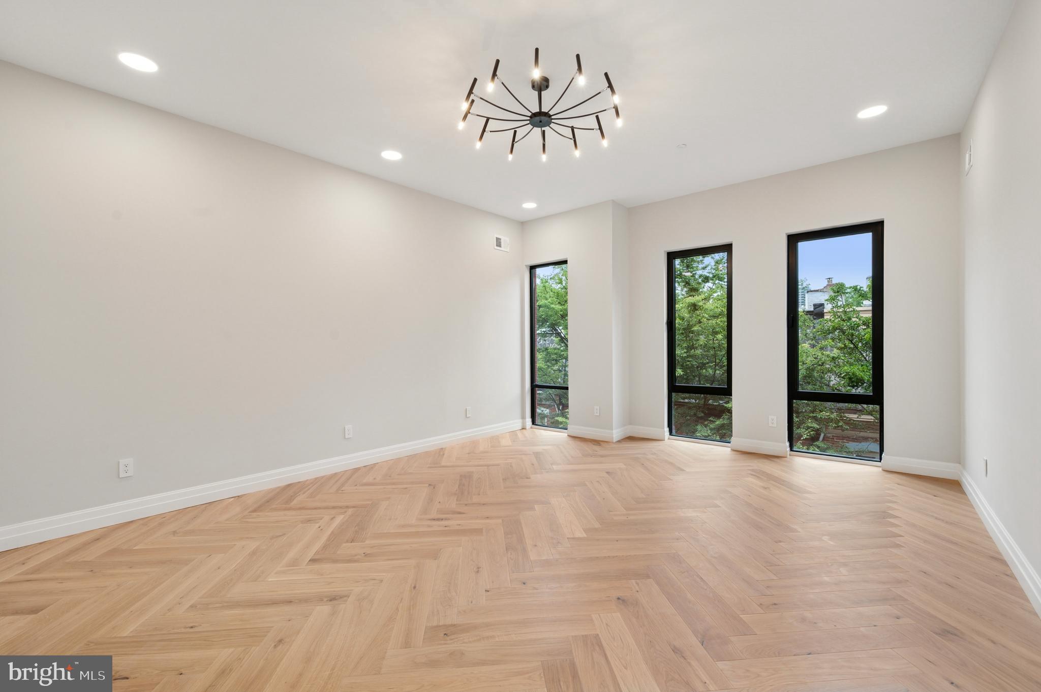 LOGAN SQUARE - Residential