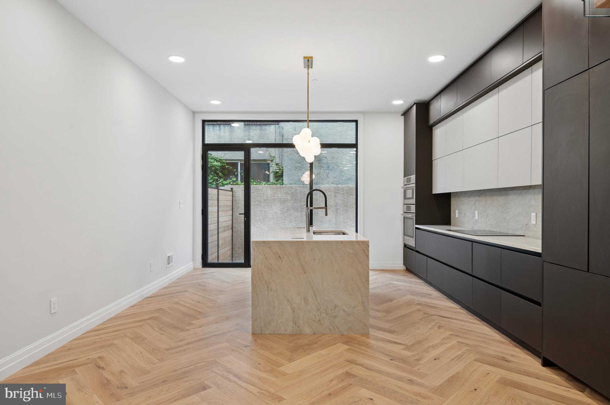 LOGAN SQUARE - Residential