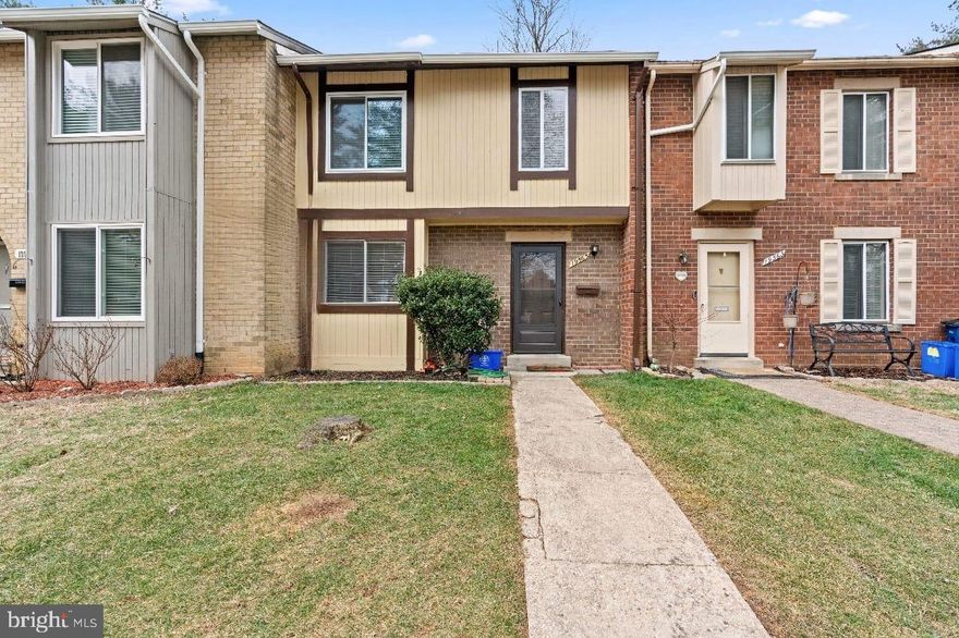 Charming Home in an Excellent Location

Discover this fantastic property with 4 spacious bedrooms and 2 full bathrooms, ready to become your new home! This house features a functional kitchen, perfect for cooking enthusiasts, and a bright and spacious living-dining area, ideal for family gatherings or entertaining friends.

The primary bedroom offers privacy and comfort, while the additional bedrooms provide extra space for a growing family or a home office. The bathrooms have been carefully maintained and include practical and stylish details.

The kitchen, with its wooden cabinets and ample countertops, connects to a breakfast area that opens to a green outdoor view, creating a cozy atmosphere to start your day. Additionally, the flooring in the living area combines style and functionality, making it the heart of the home.

The exterior of the home offers a lovely backyard, perfect for enjoying the outdoors, whether for your children, pets, or simply to relax at the end of the day. The property also includes unique details, such as a layout that optimizes every corner to ensure your comfort.

Located in a peaceful and well-connected community, this home is close to parks, schools, and shopping centers, making it an opportunity you won’t want to miss!

Don’t wait any longer! Come visit this gem today and start imagining your future in this wonderful home.