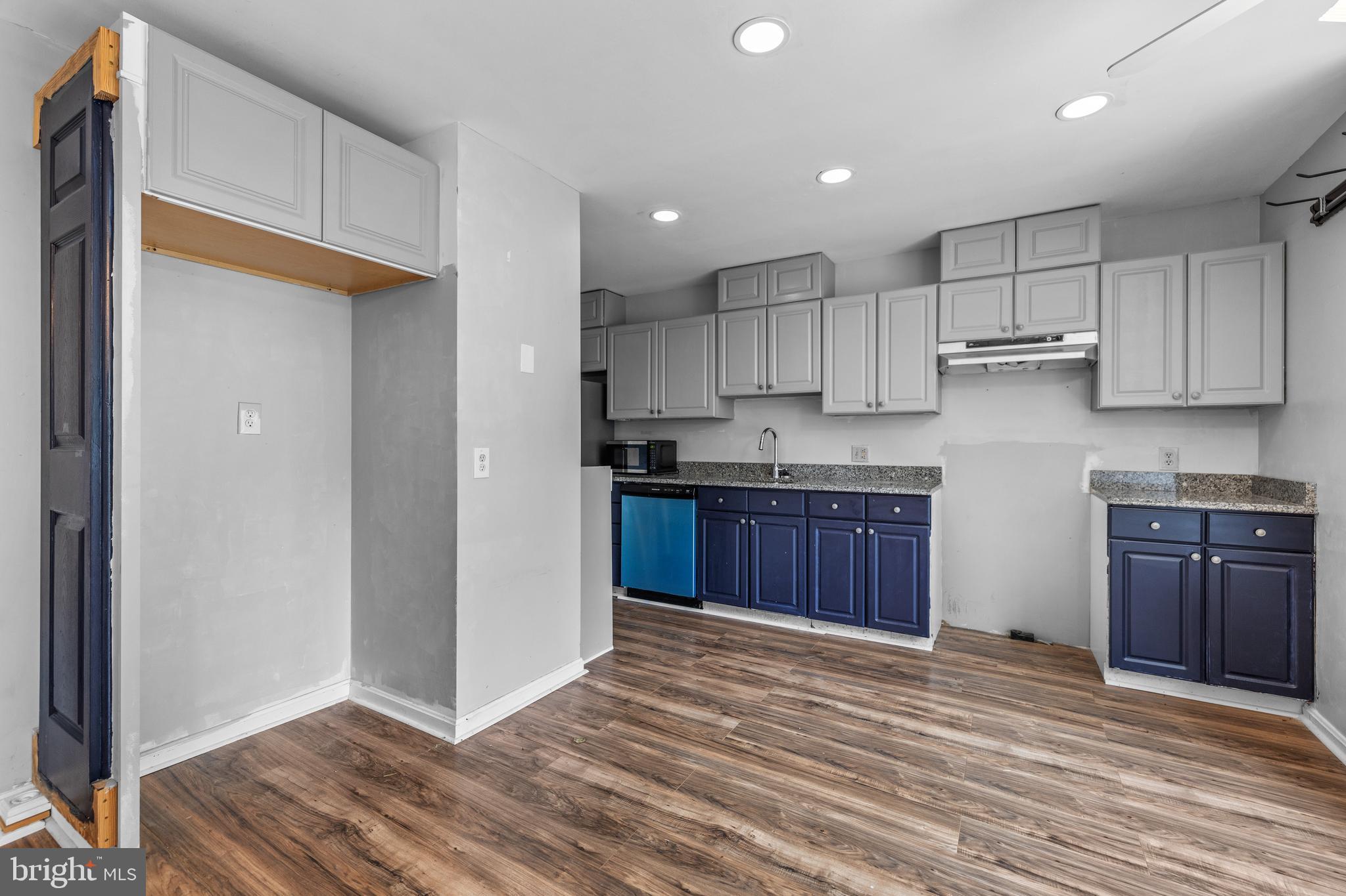 CONSTANT FRIENDSHIP - Residential