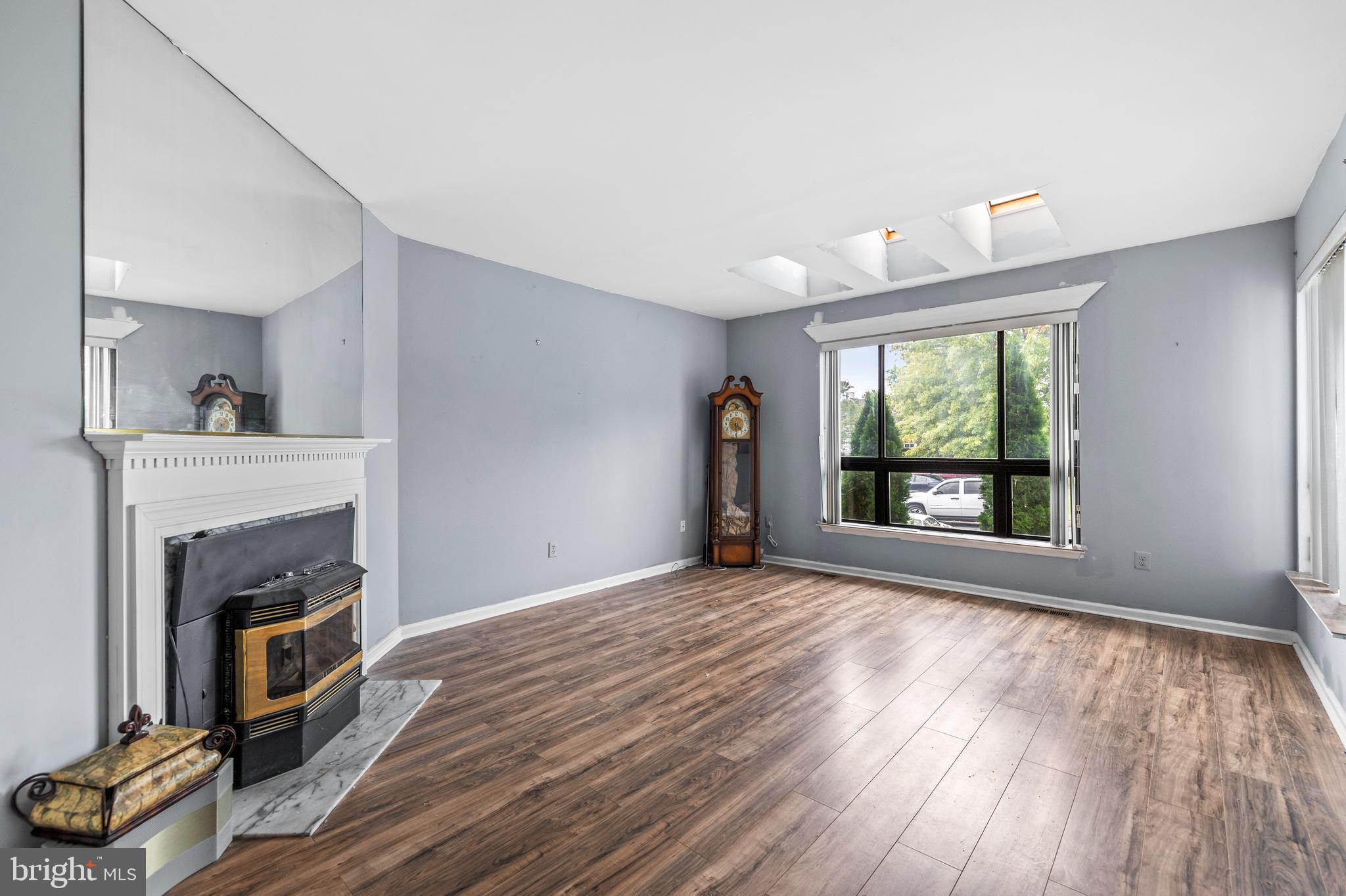 CONSTANT FRIENDSHIP - Residential