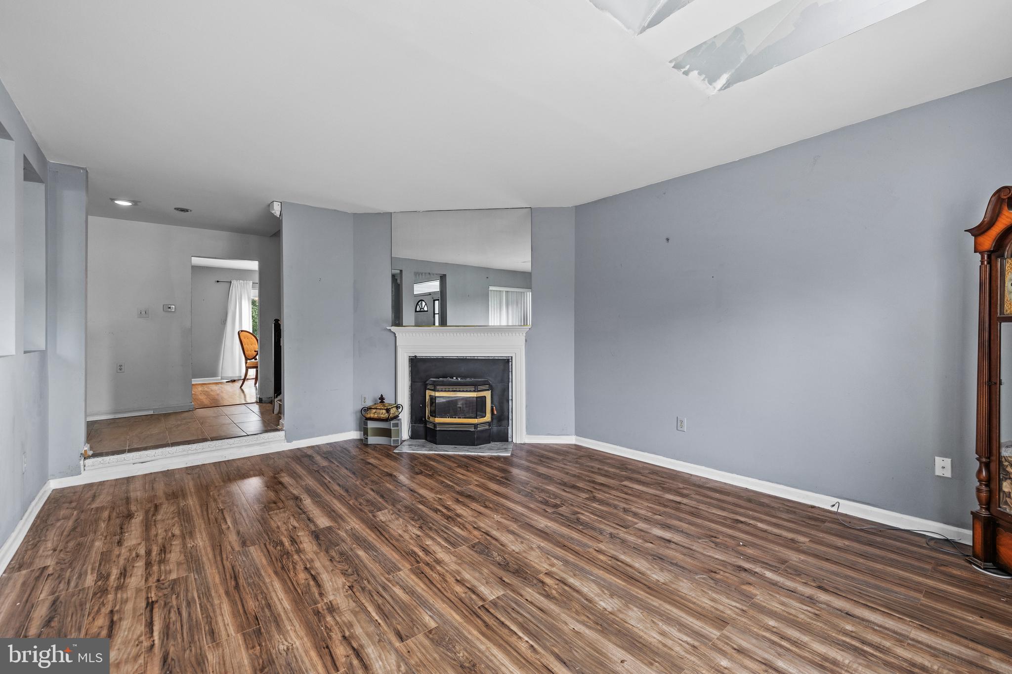 CONSTANT FRIENDSHIP - Residential