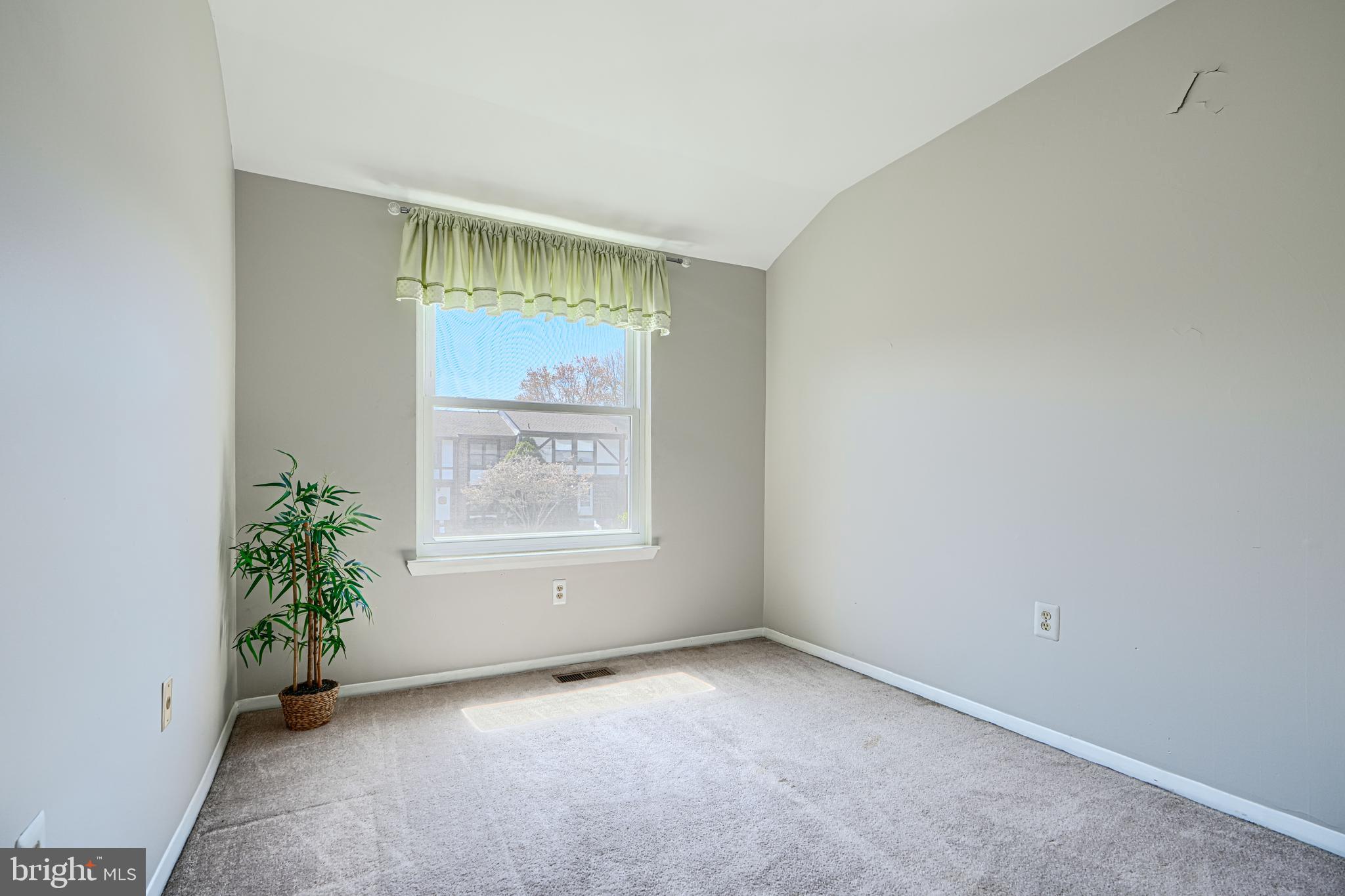 SEVEN COURTS - Residential