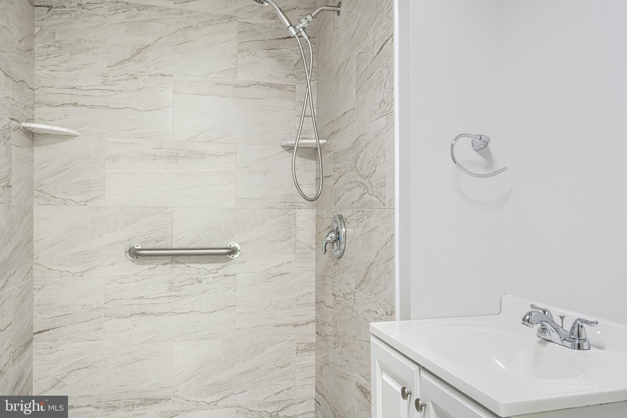 SEVEN COURTS - Residential