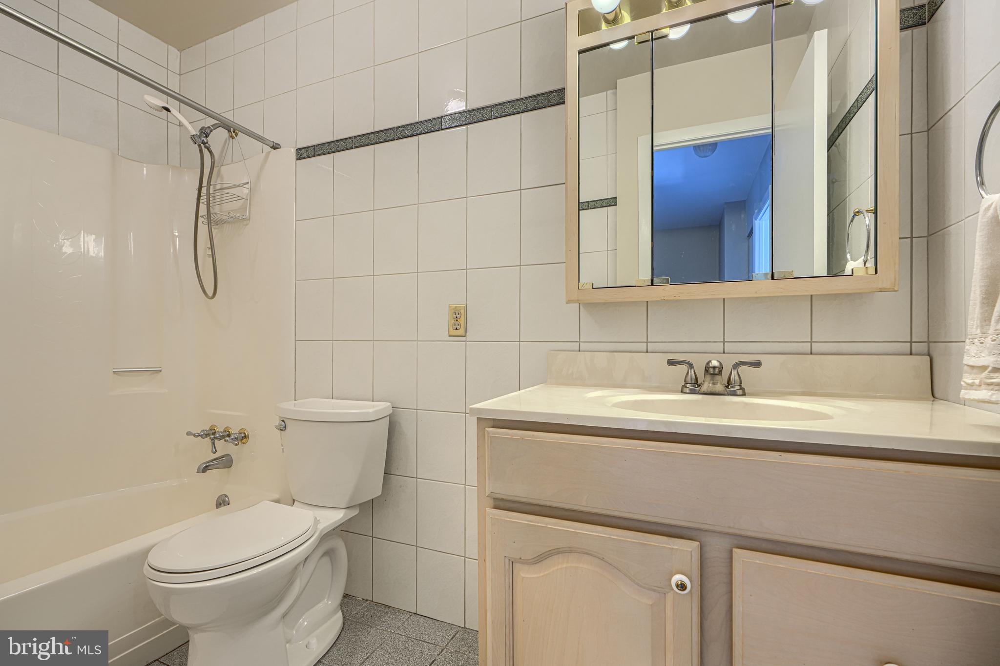 SEVEN COURTS - Residential