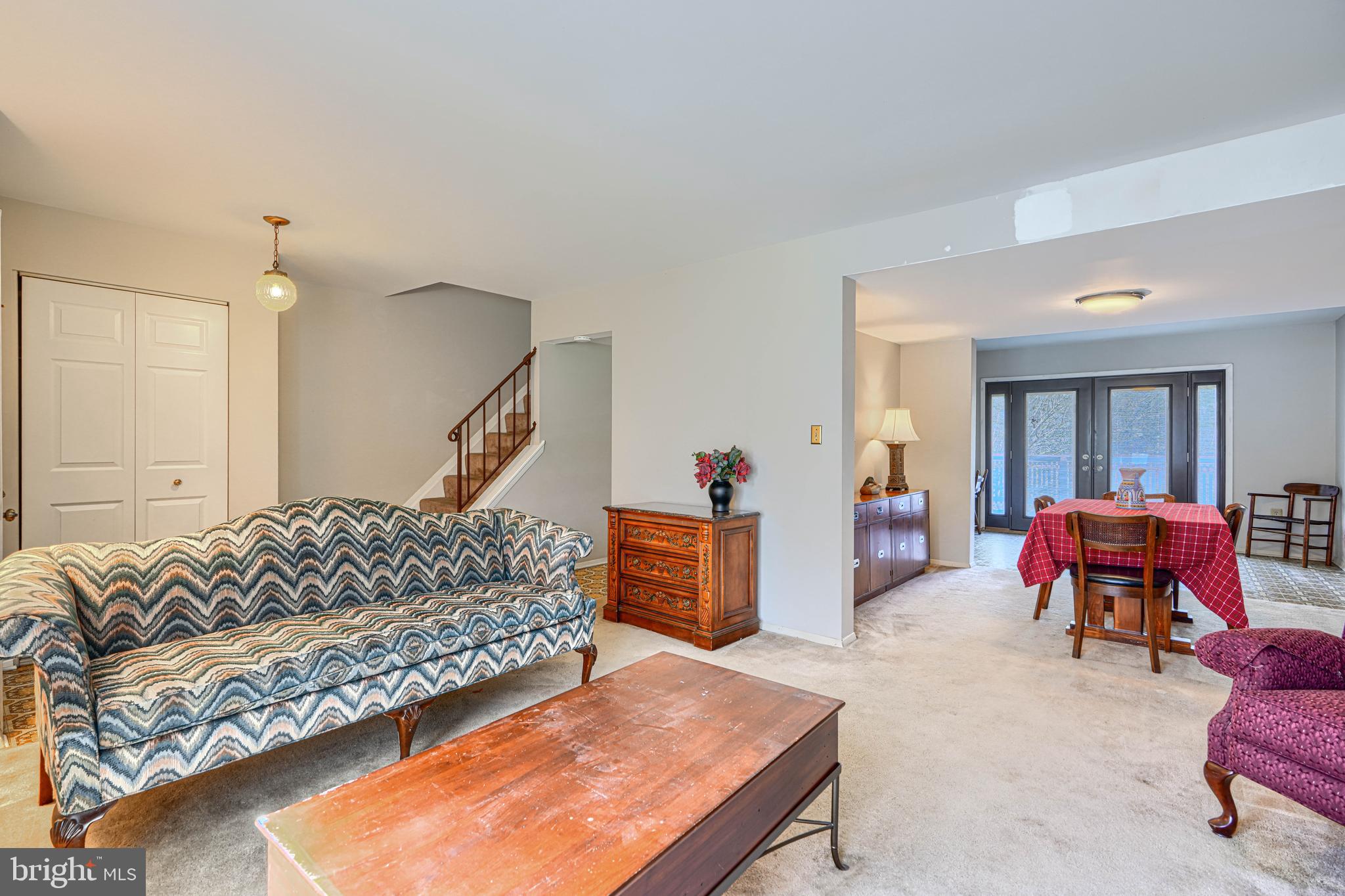 SEVEN COURTS - Residential