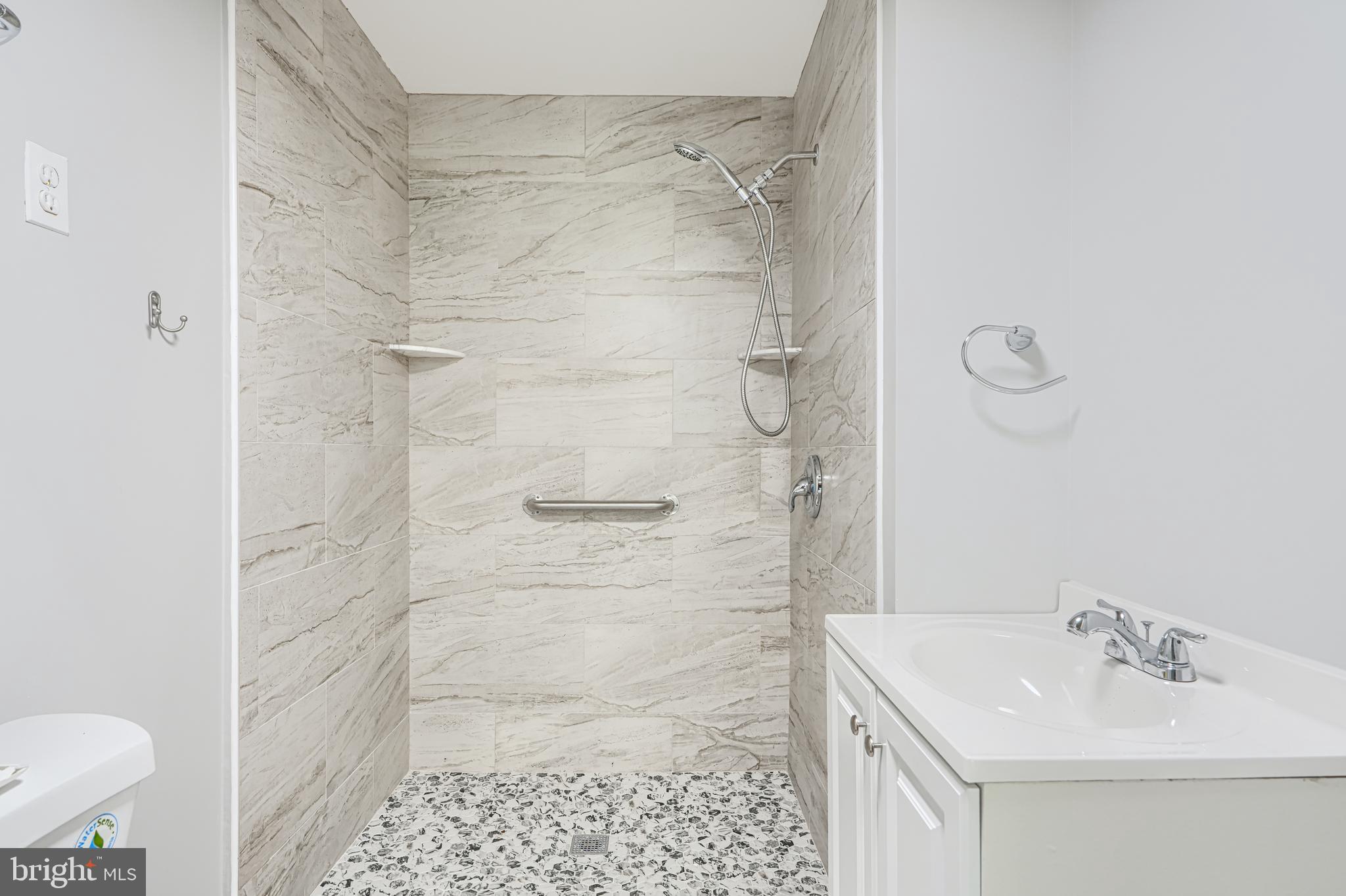 SEVEN COURTS - Residential