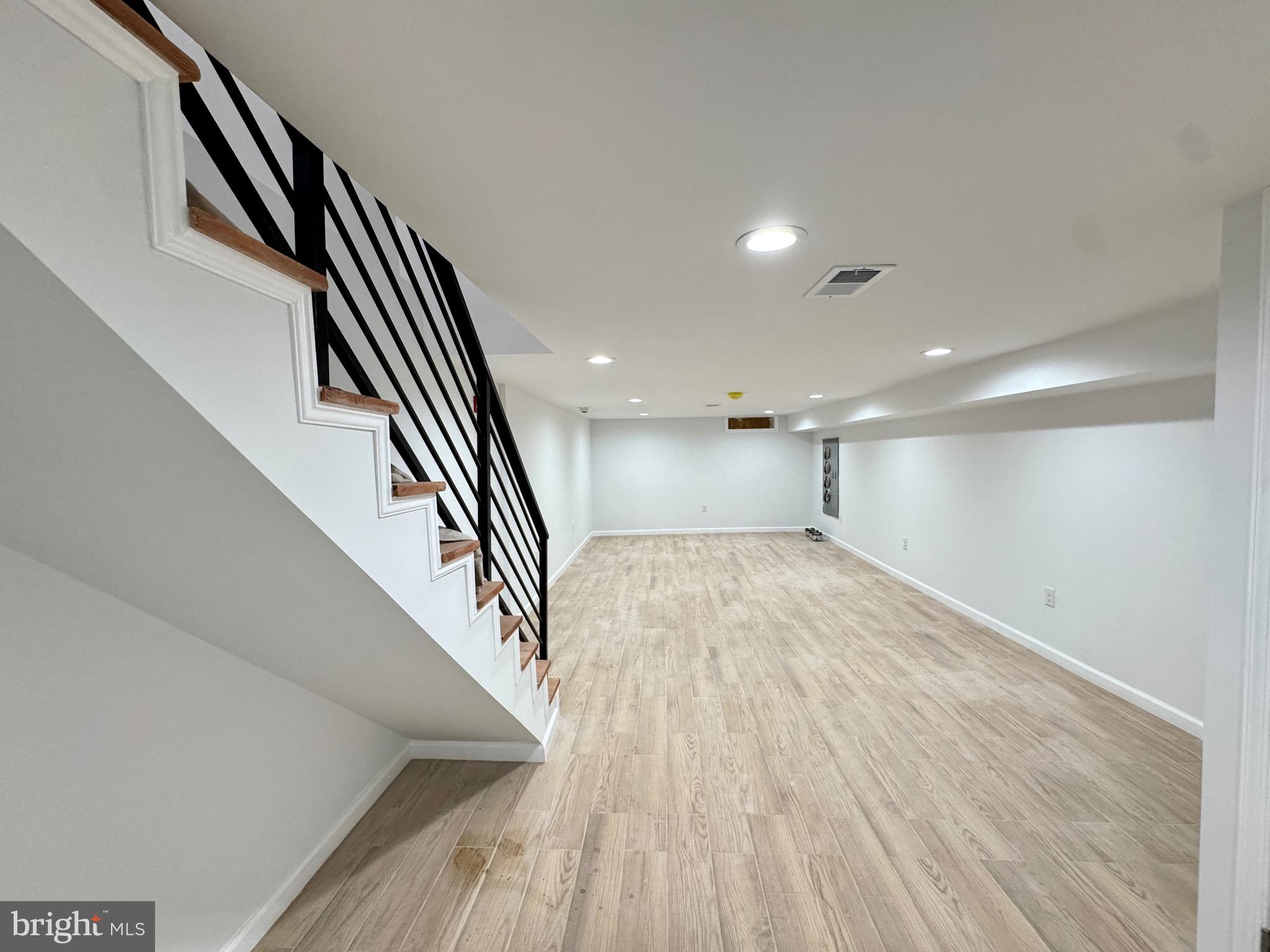 QUEEN VILLAGE - Residential Lease