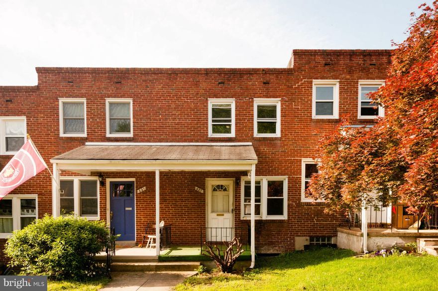Charming Rowhome in Wyman Park. 2 bedrooms, 1 bath, hardwood floors, partially finished basement & fenced rear yard. Close to JHU and Med-Star Hospital. Property needs work but has lots of potential. SOLD AS-IS.GR/HOA/Condo/FF fees TBD by buyer.>> AGENTS   SEE AGENT REMARKS FOR OFFER INSTRUCTIONS.