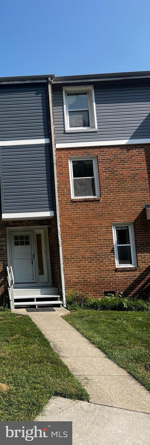 Beautiful townhouse in the Canterbury community, freshly painted, new windows, new heat pump, community pool. Show well!