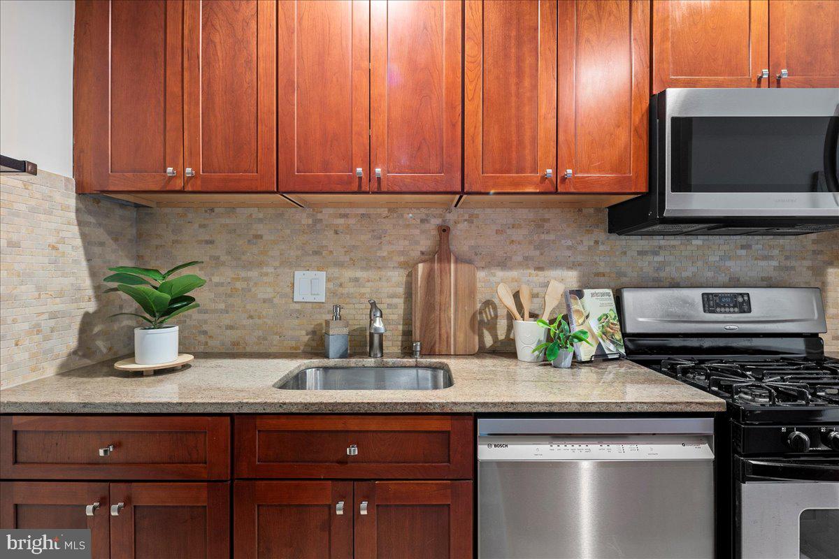 ADAMS HOUSE - Residential