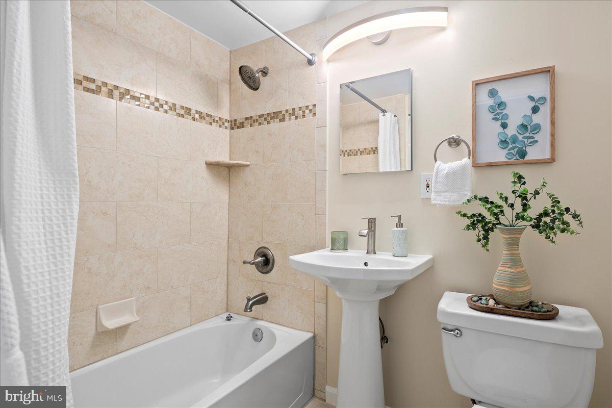 ADAMS HOUSE - Residential