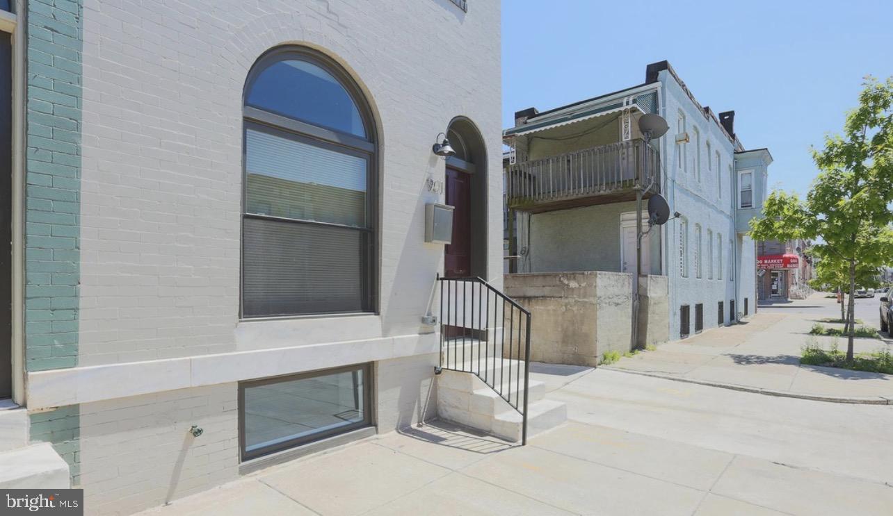 901 N MONTFORD AVENUE