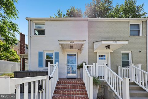 Photo of 3619 S Four Mile Run Dr, ARLINGTON, VA 22206 (MLS # VAAR2072746)