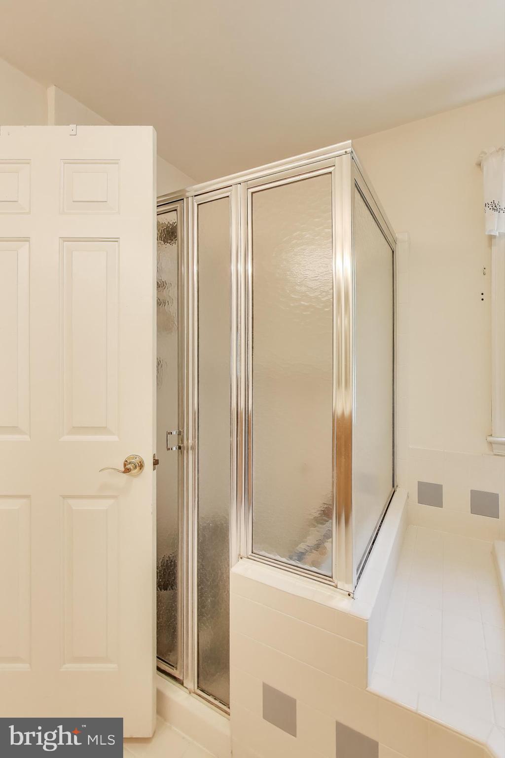 WHISPERING WOODS - Residential