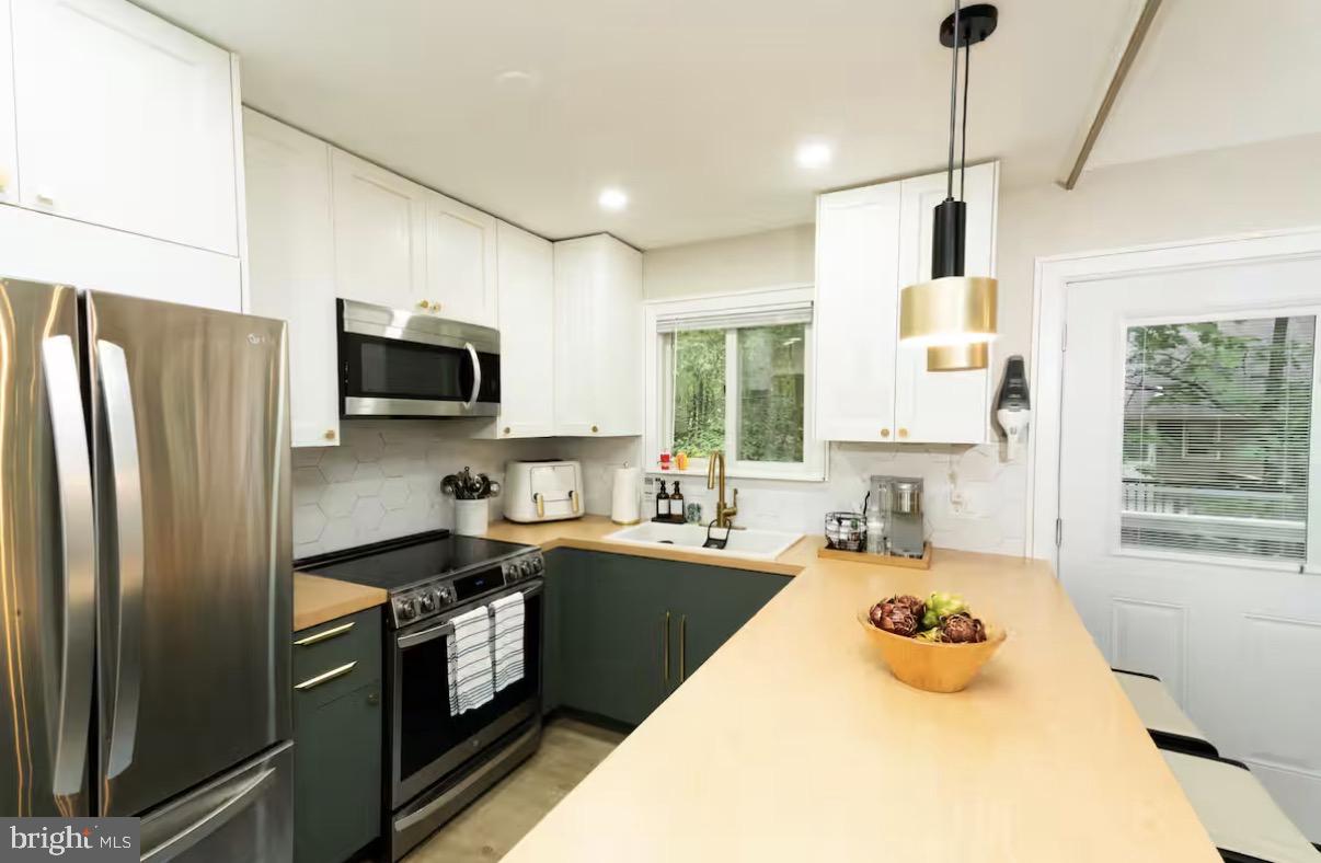 ARROWHEAD LAKES - Residential