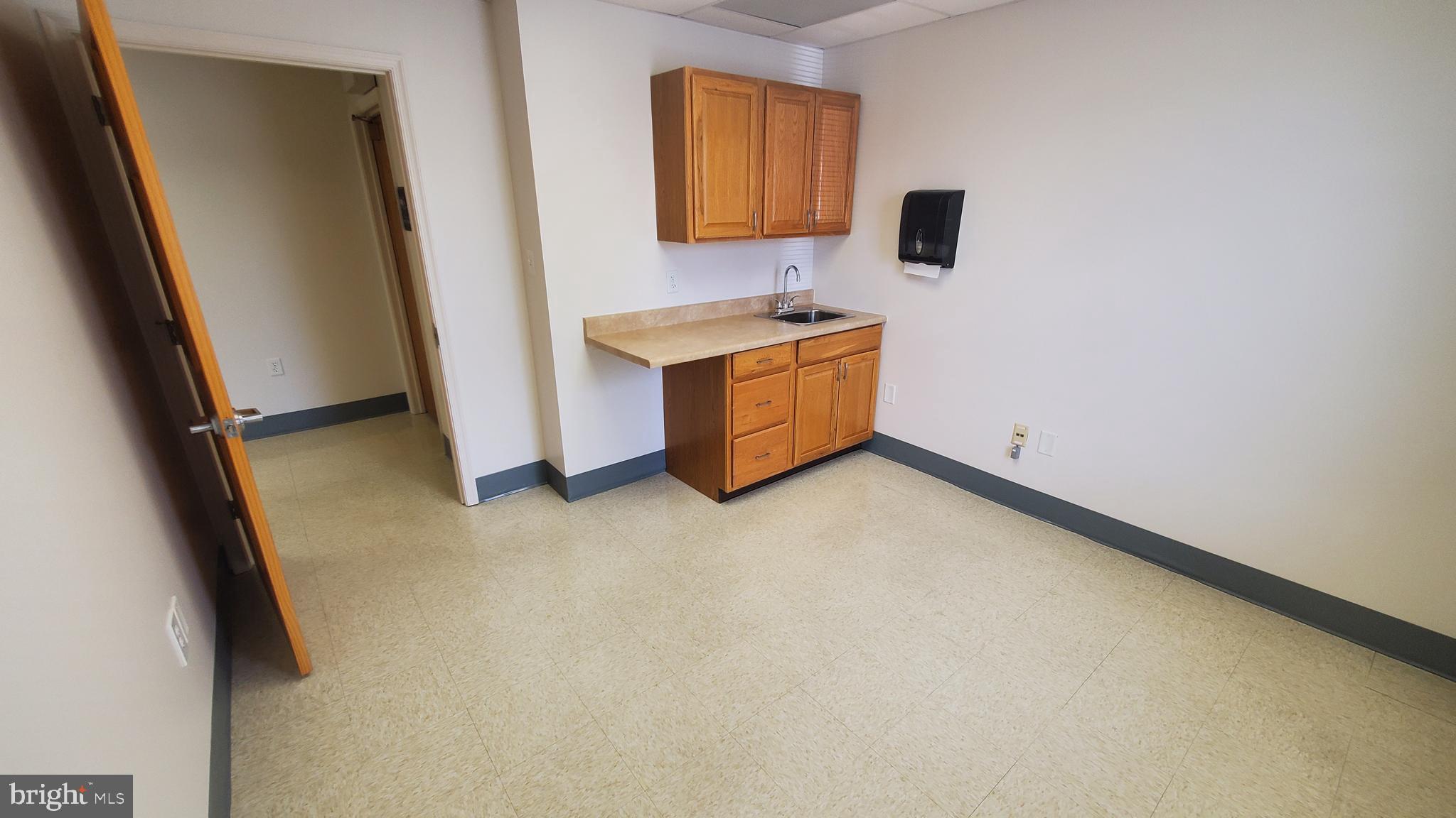 THE AVENUES PROFESSIONAL CENTER - Commercial Lease