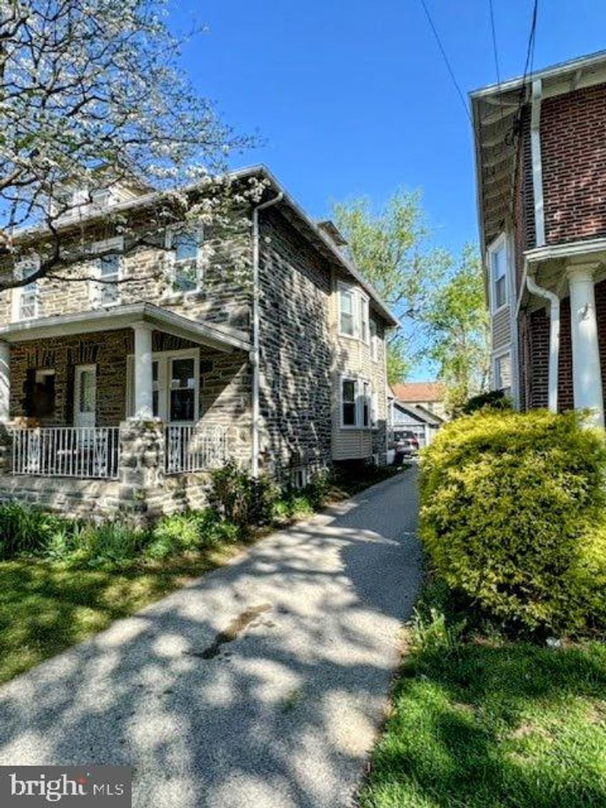 4 Bedroom 1 & 1/2 Bath Twin For Lease.
Beautifully renovated home features: full basement with washer/dryer for tenant's use.  Wood floors throughout the first floor, half bath, living room, dining room, recently remodeled kitchen with gas range/oven, microwave, side by side frdge/freezer, recessed lights and lots of natural light.  Second floor has 3 bedrooms and a full bathroom.  4th bedroom on the 3rd floor.  This home is located in the highly sought after Haverford School District.  Short distance to Darby Rd, Manoa Rd,  Township Line Rd (route 1), and West Chester Pike (route 3) all of these have access to public transportation. Enjoy the Pennsy Trail less than 1 street away.  Available July 1st.  Apply today!