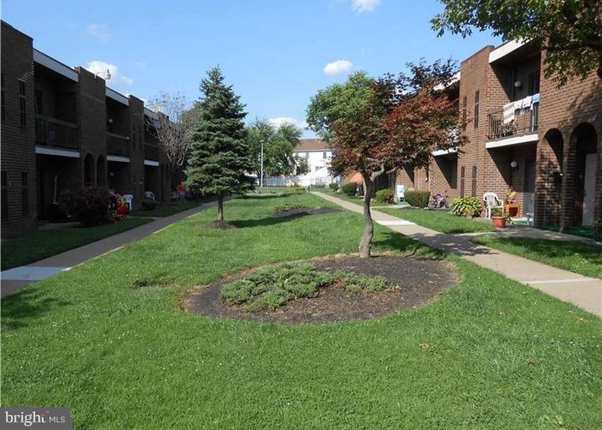 2+2 Duplex Condo. Conveniently located, well-maintained. Both units are in the good condition. Tenants Occupied, allow 24 hours to confirm all showings