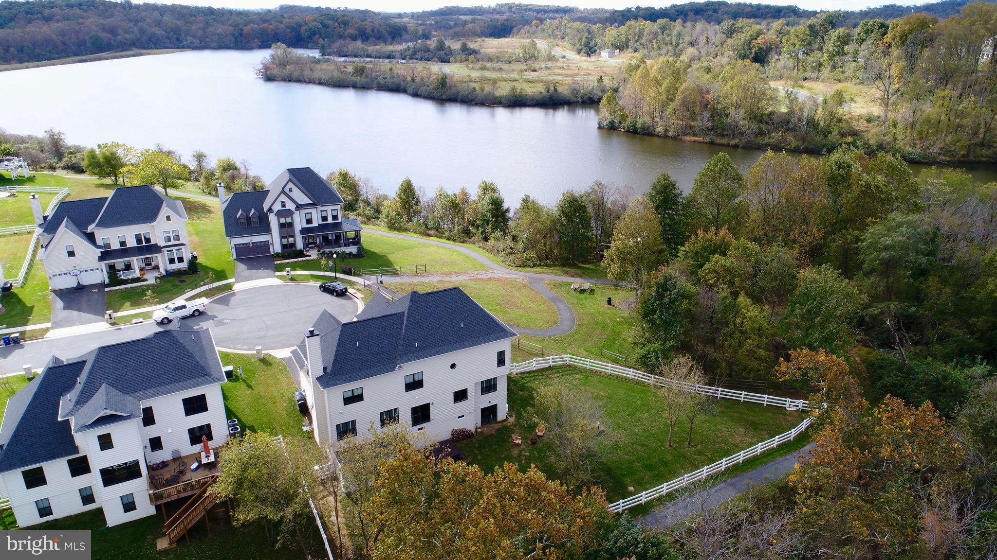 ROUND HILL - Residential