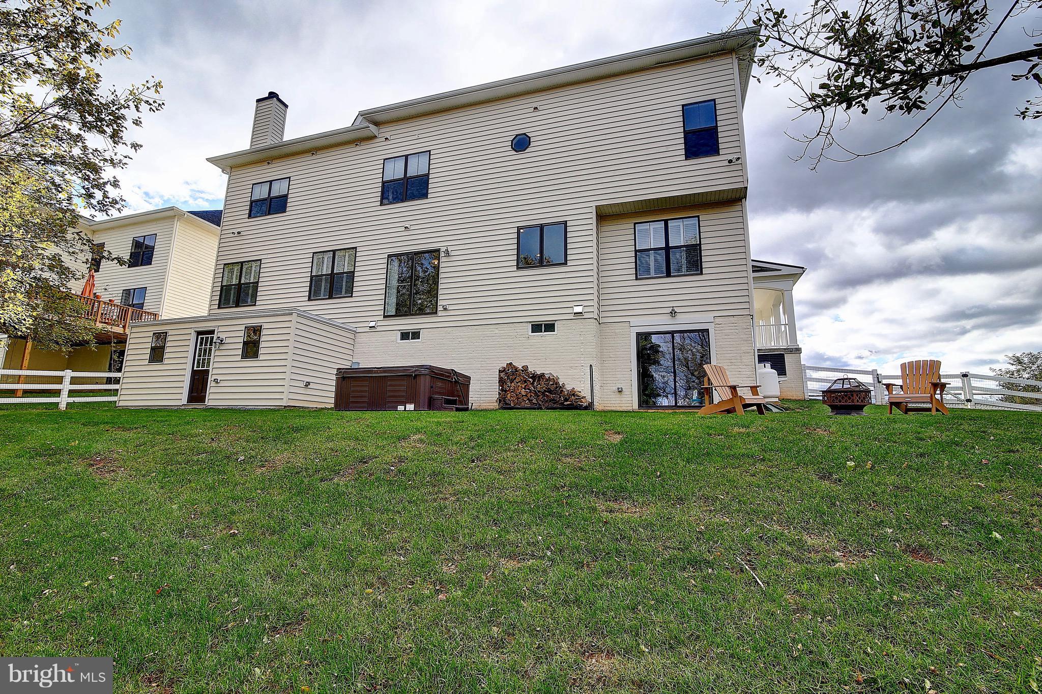 ROUND HILL - Residential