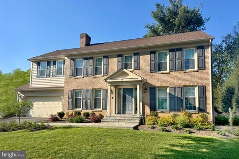 Photo of 16 Hollyberry Court, ROCKVILLE, MD 20852 (MLS # MDMC2229946)