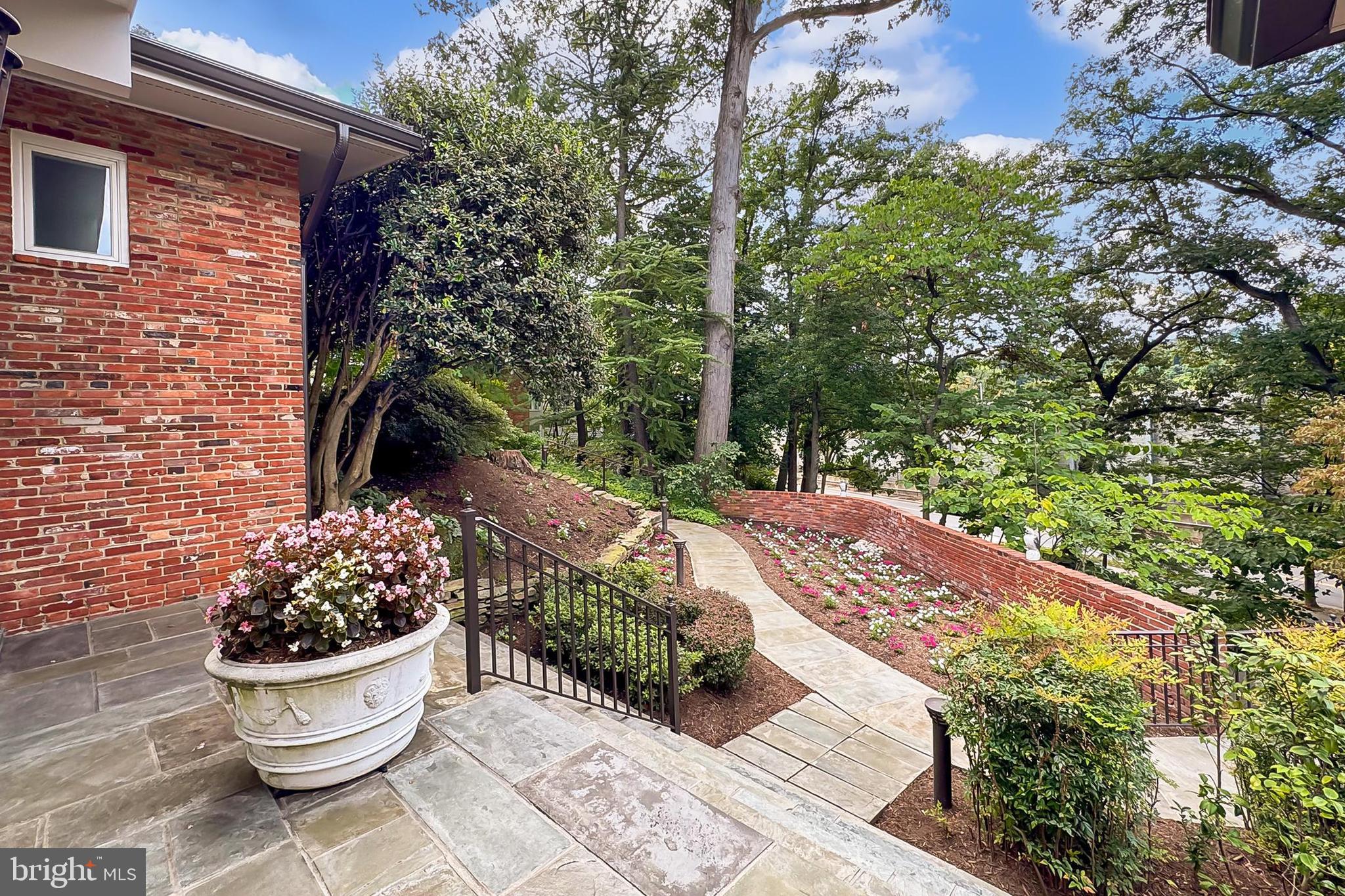 ARLINGTON RIDGE - Residential