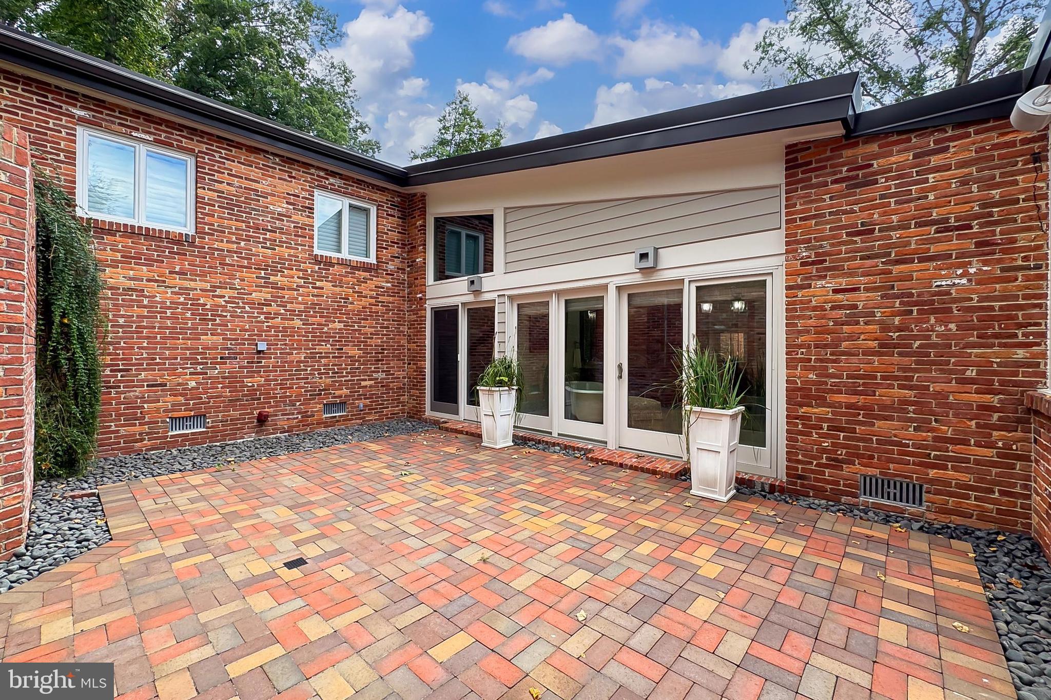 ARLINGTON RIDGE - Residential