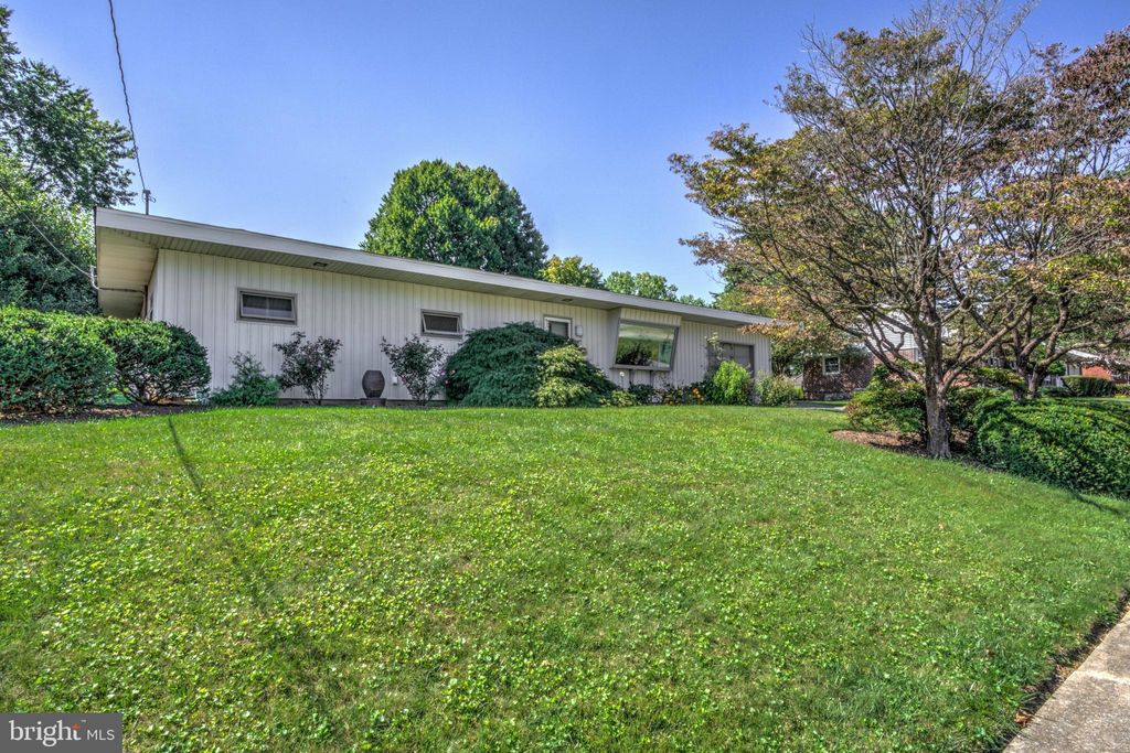 Photo of 318 Gochnauer Avenue, Lititz, PA 17543 (MLS # PALA2056946)