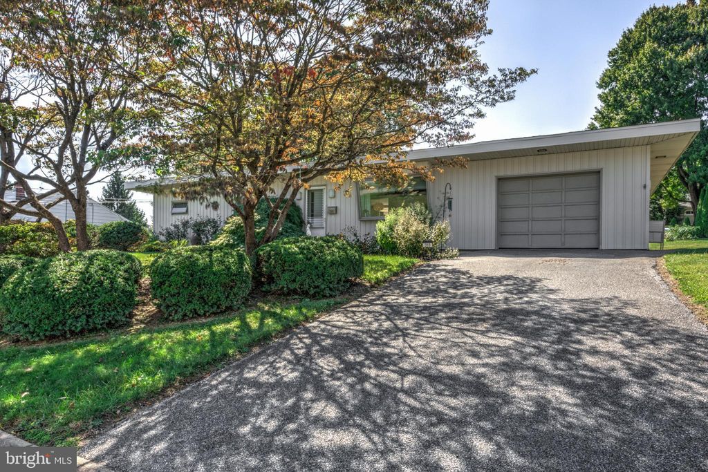 Photo of 318 Gochnauer Avenue, Lititz, PA 17543 (MLS # PALA2056946)