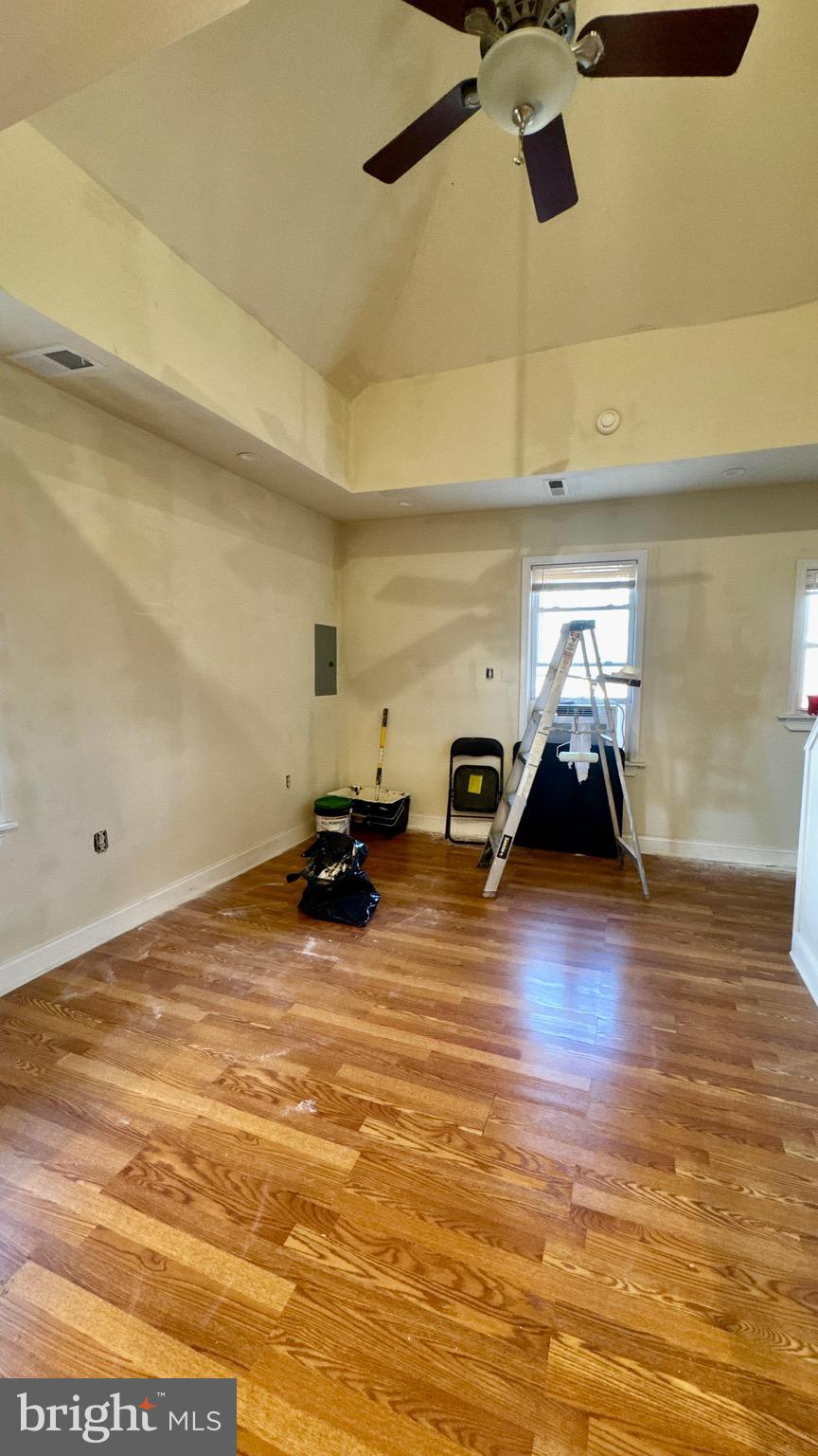 UNIVERSITY CITY - Residential Income