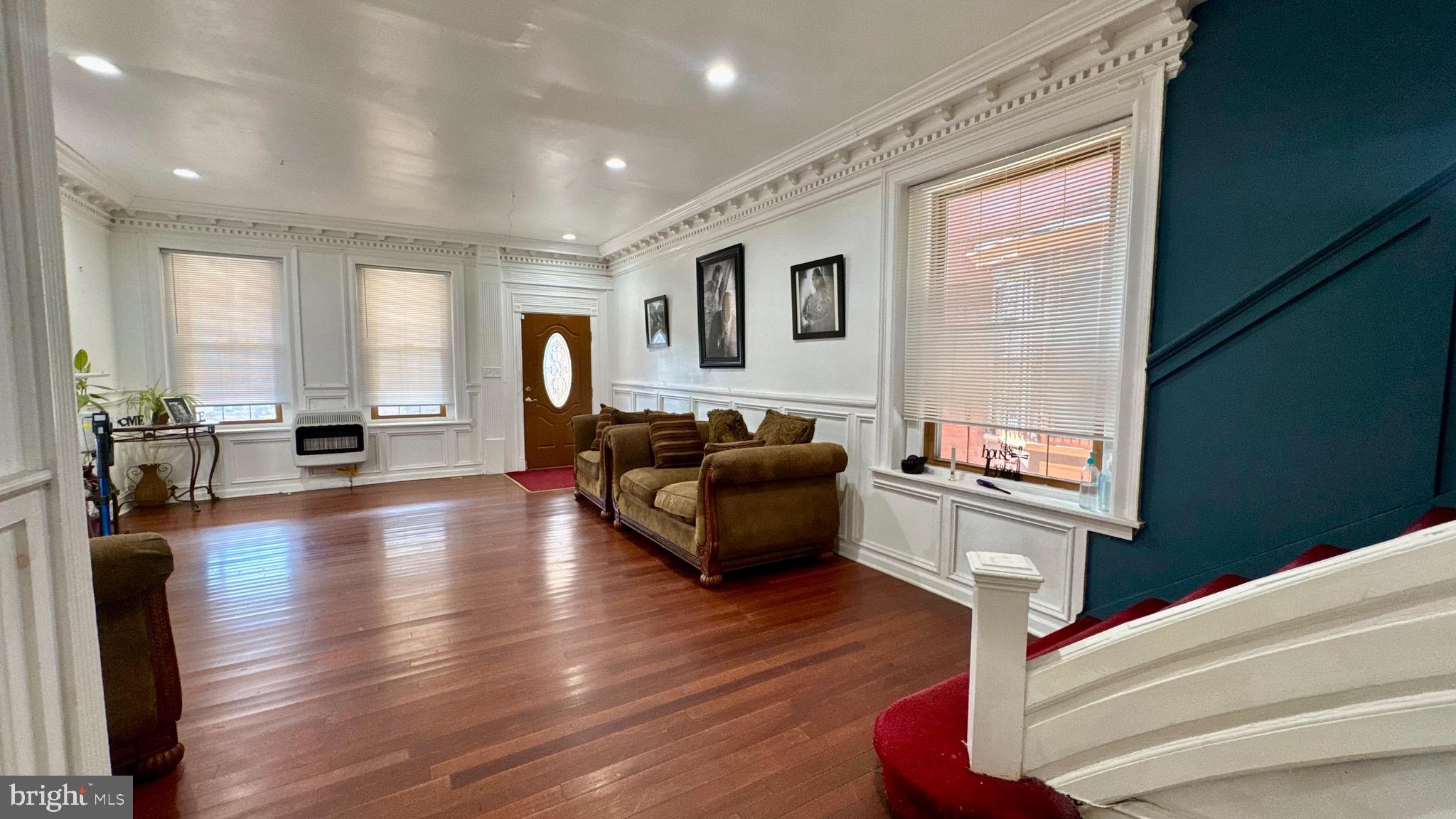 UNIVERSITY CITY - Residential Income