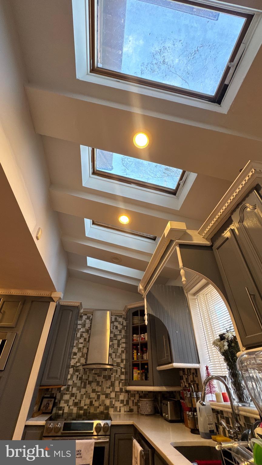 UNIVERSITY CITY - Residential Income