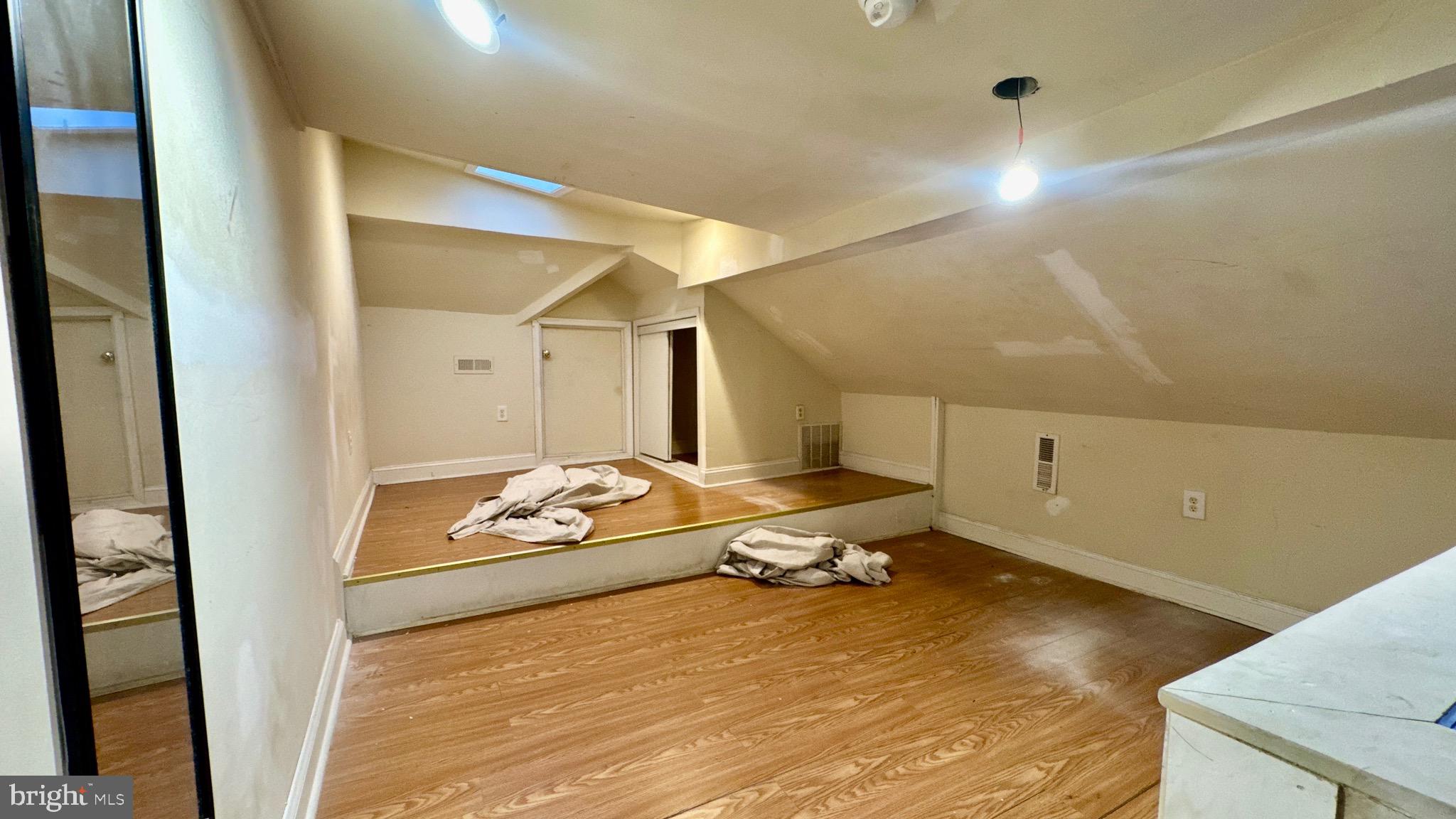 UNIVERSITY CITY - Residential Income