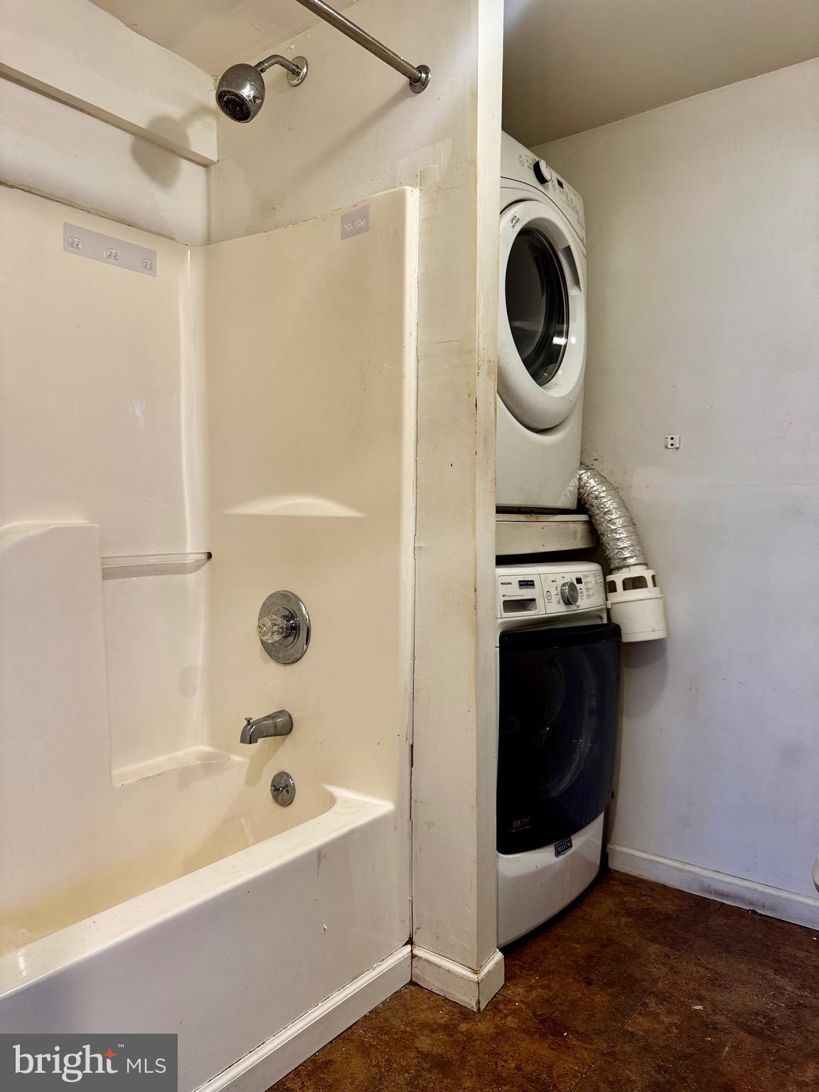 UNIVERSITY CITY - Residential Income