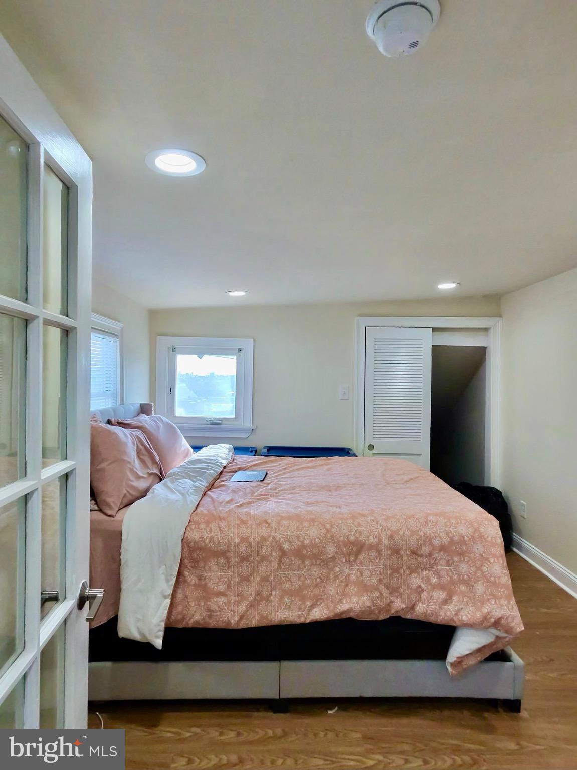 UNIVERSITY CITY - Residential Income