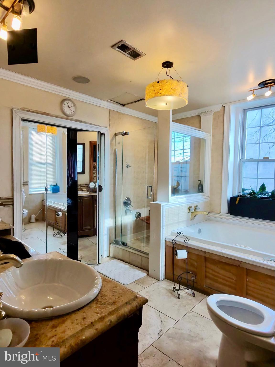 UNIVERSITY CITY - Residential Income