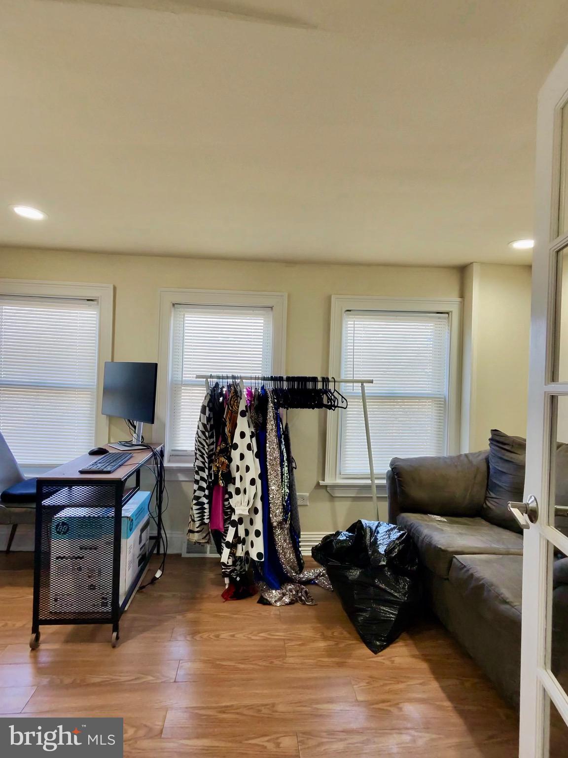 UNIVERSITY CITY - Residential Income