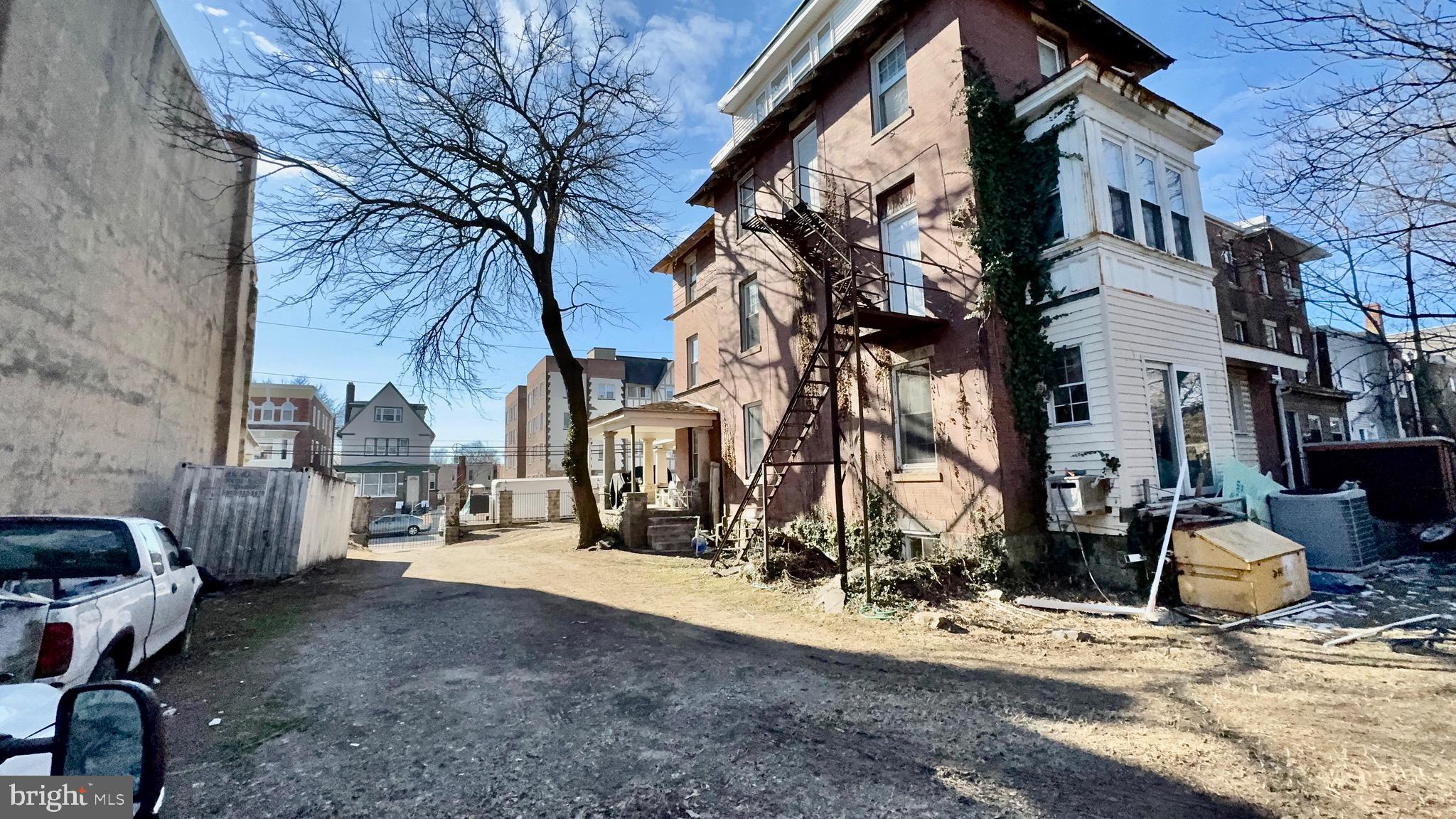 UNIVERSITY CITY - Residential Income