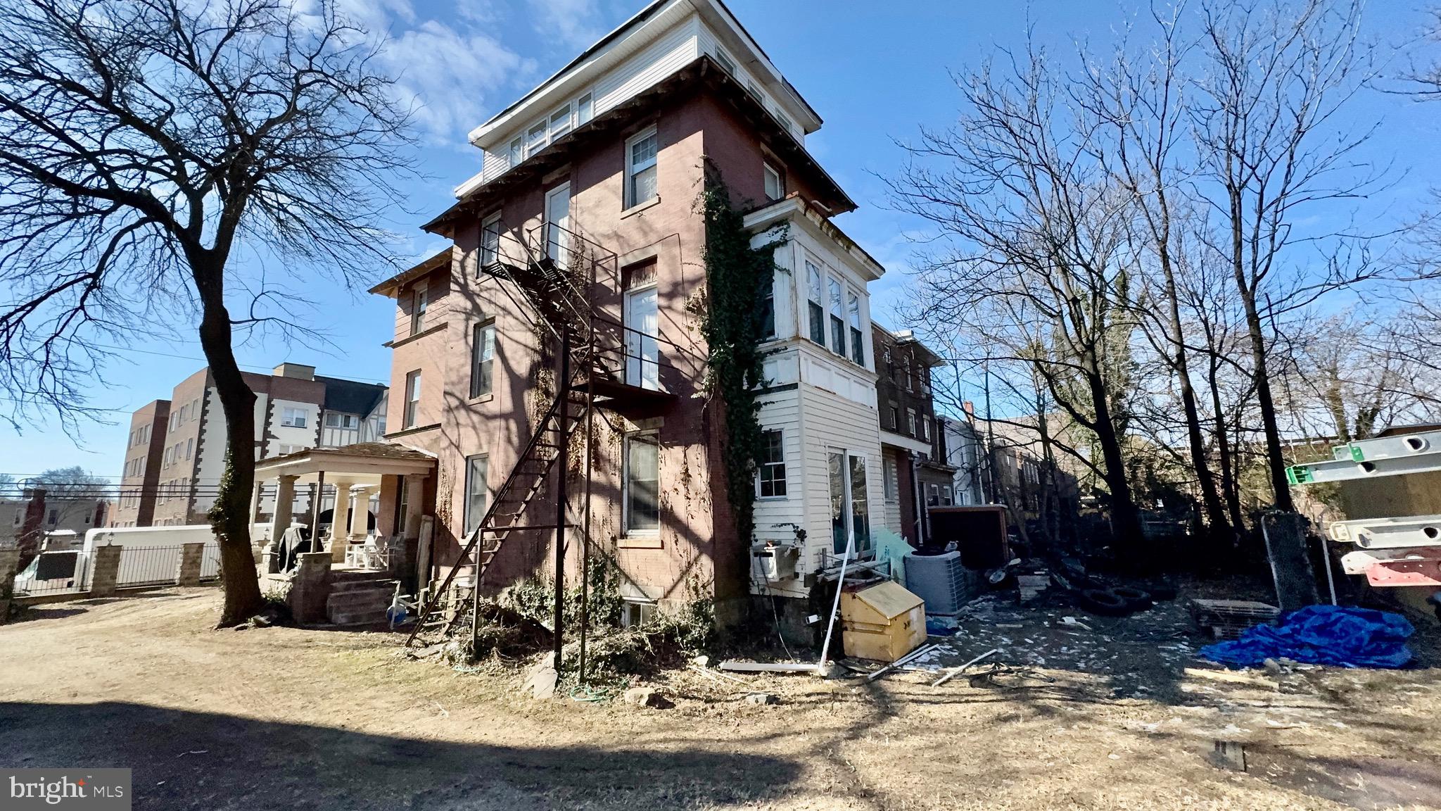 UNIVERSITY CITY - Residential Income