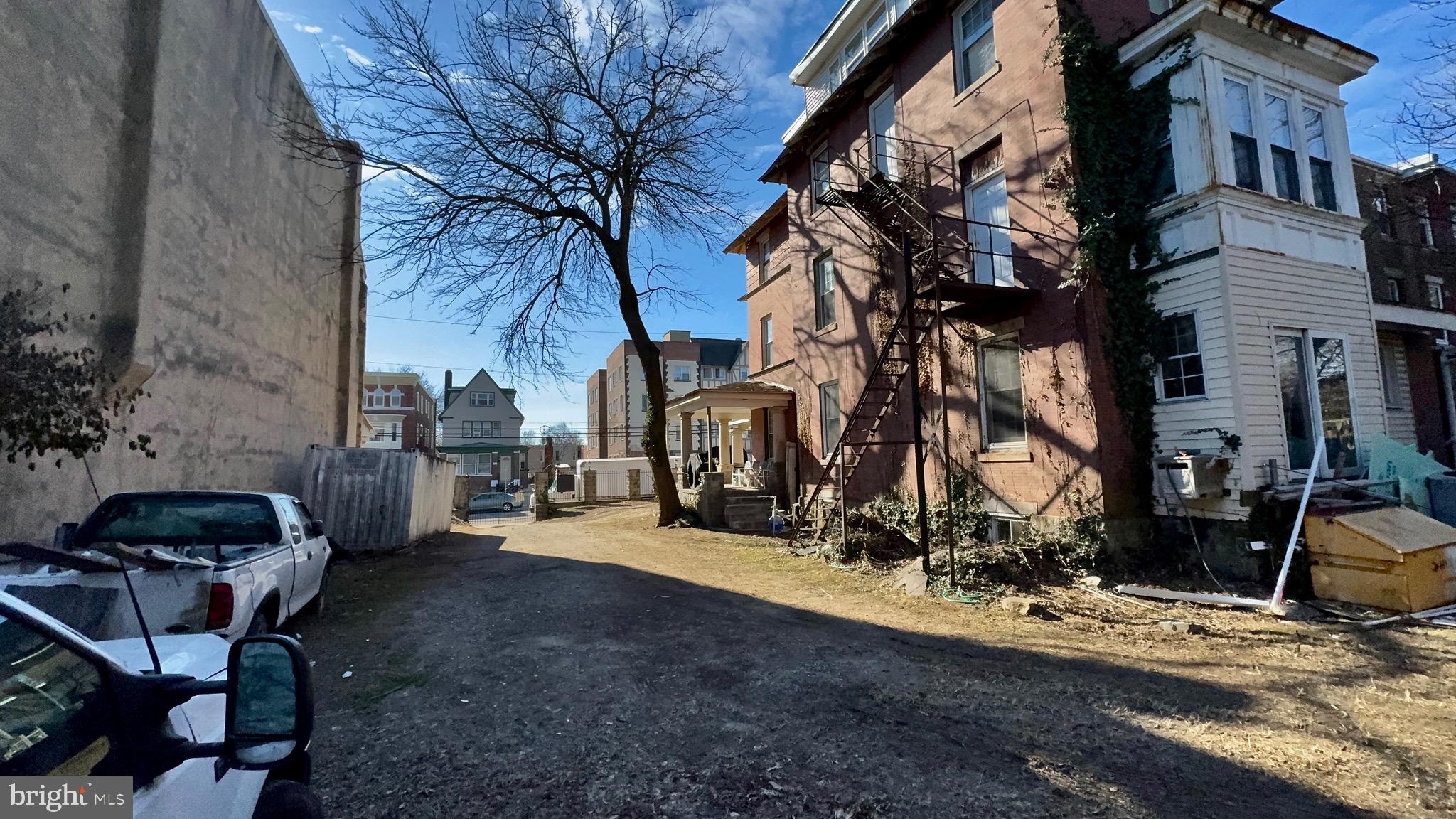 UNIVERSITY CITY - Residential Income