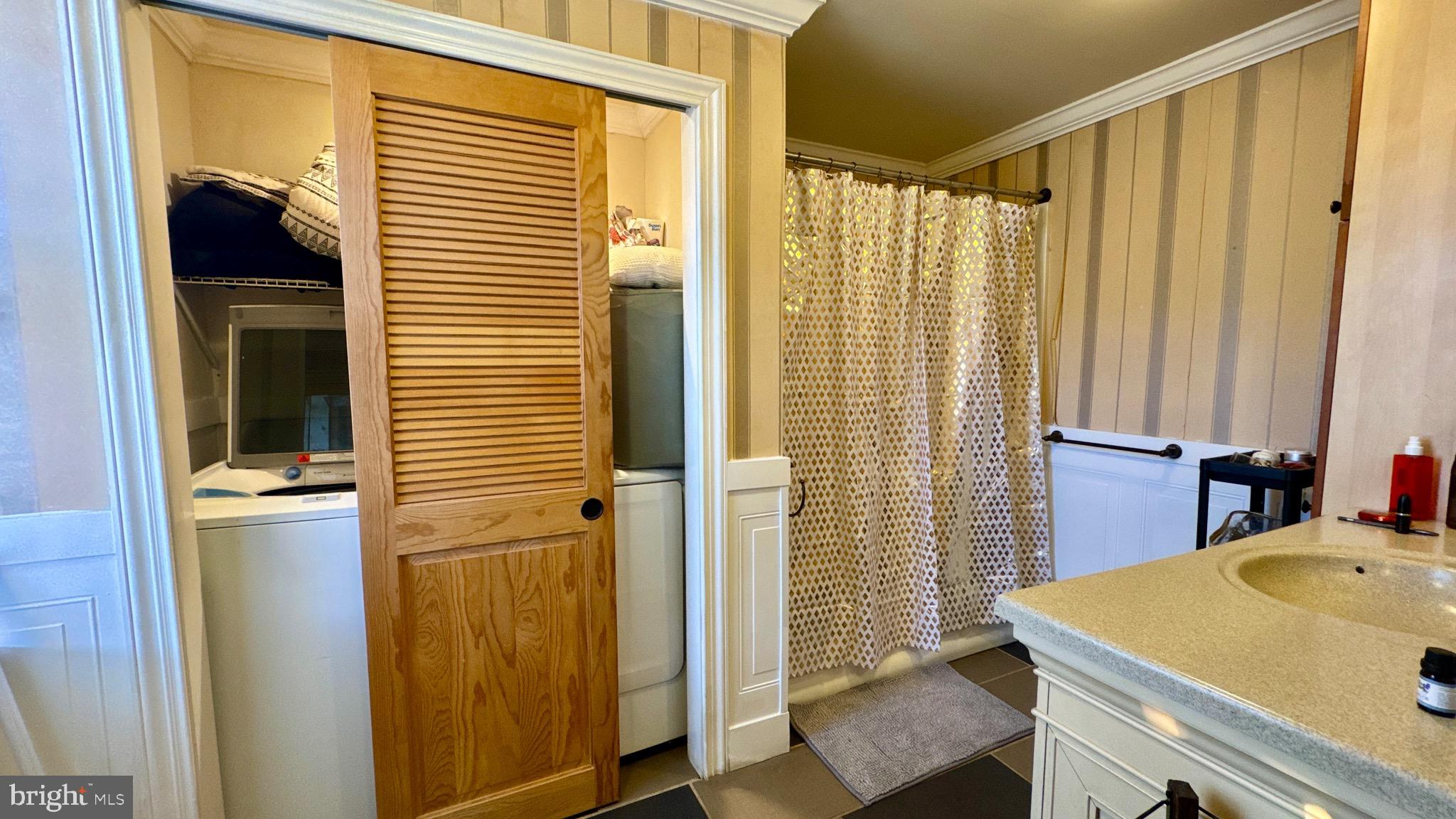 UNIVERSITY CITY - Residential Income