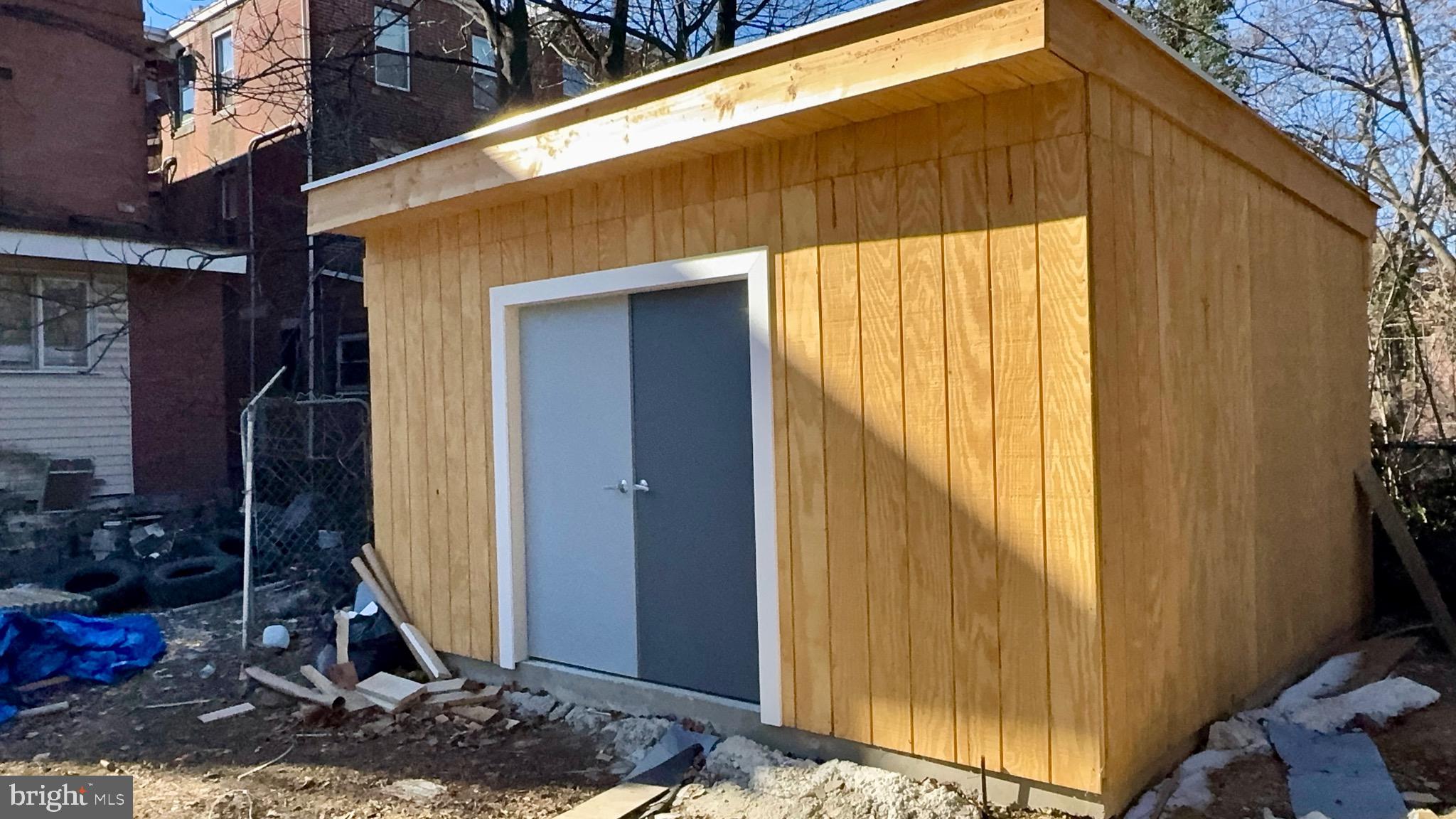 UNIVERSITY CITY - Residential Income